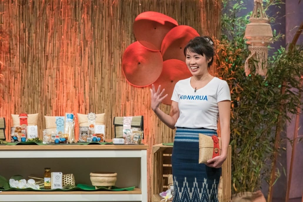 Pim Ampikitpanich präsentiert den Löwen ihre KONKRUA Thai-Kochboxen.