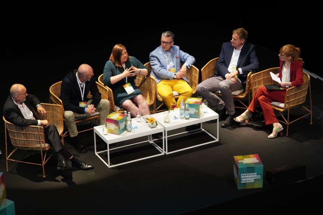 Prominent besetztes Panel zum Auftakt: Norbert Aust (Präses der Handelskammer Hamburg), Michael Westhagemann (Wirtschaftssenator), Katharina Fegebank (Zweite Bürgermeisterin und Wissenschaftssenatorin), Hjalmar Stemmann (Präsident der Handwerkskammer Hamburg), Hauke Heekeren (UHH-Präsident) und Moderatorin Eva Schulz diskutierten über den Innovationsstandort Hamburg.