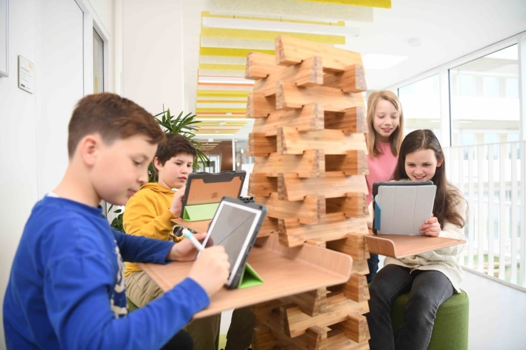 Kinder an der städtischen Grundschule Freiham in München nutzen Zubehör von DEQSTER.