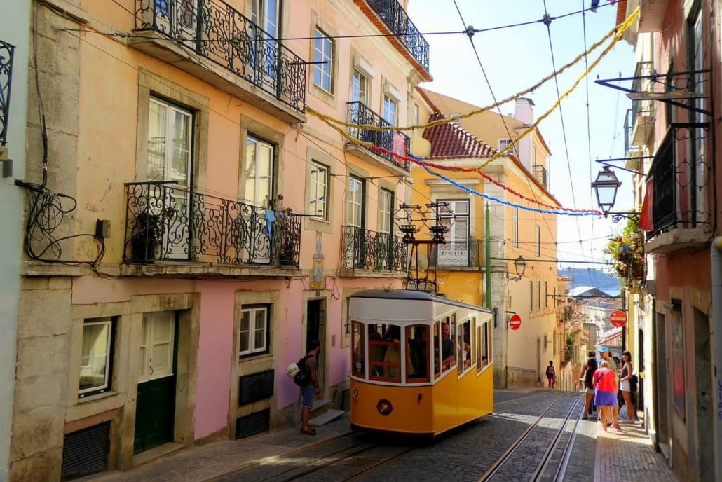 Zeit für eine Fahrt mit der brühmten Straßenbahn wird in Lissabon vielleicht auch sein. (Foto: LarauRinke / Pixabay)