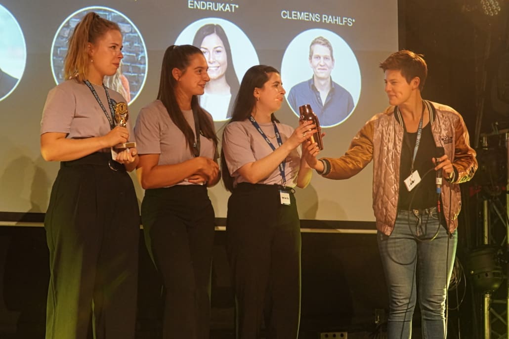 Female StartAperitivo: Amelie Harm, Chiara Kracklauer und Agnes Maria Paul von hempy period bekommen ihren Preis überreicht von Vorjahressiegerin Diana Huth von ACTitude.