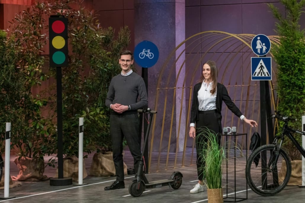 Dr. Alexander Rech Dr. Ines Wöcklund sorgen mit Flasher für lichte Momente in der Löwenhöhle. Foto: RTL / Bernd-Michael Maurer)