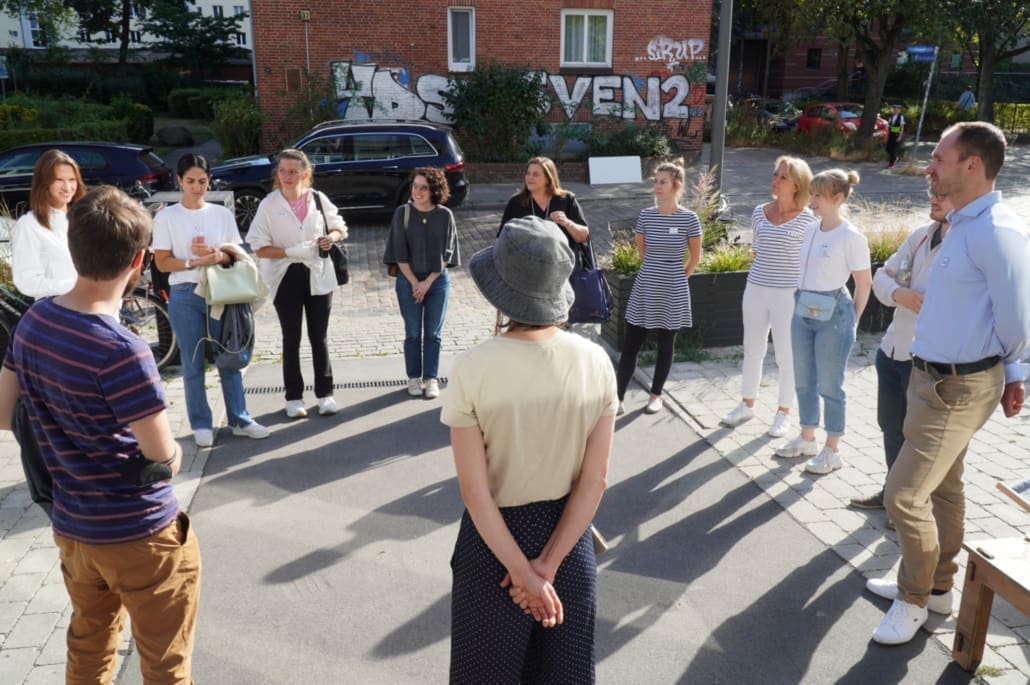 Freiluftübungen vor dem Impact Hub mit GROME