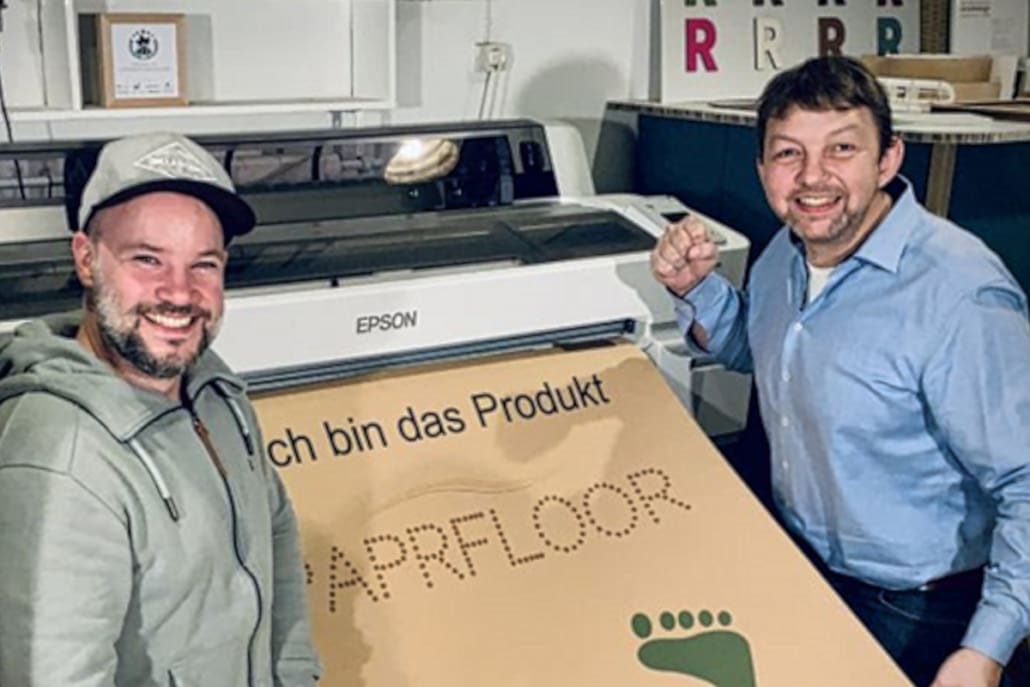 Die ZRKULAR-Gründer Achim Schnell und Dirk Pieper mit dem Bodenbelag von paprfloor.
