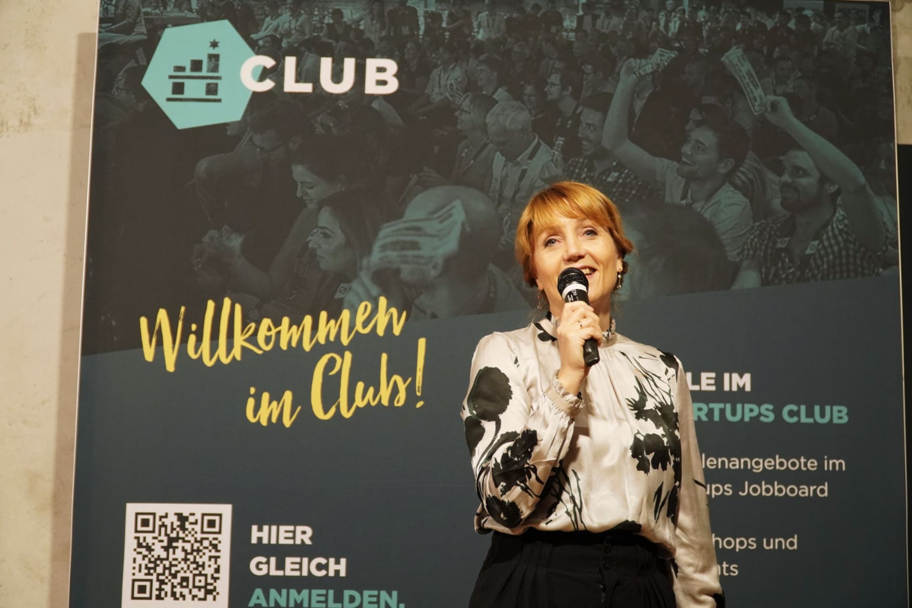 Sina Gritzuhn, Geschäftsführerin Hamburg Startups, begrüßt die Gäste beim Hamburg Startups Club Mixer.