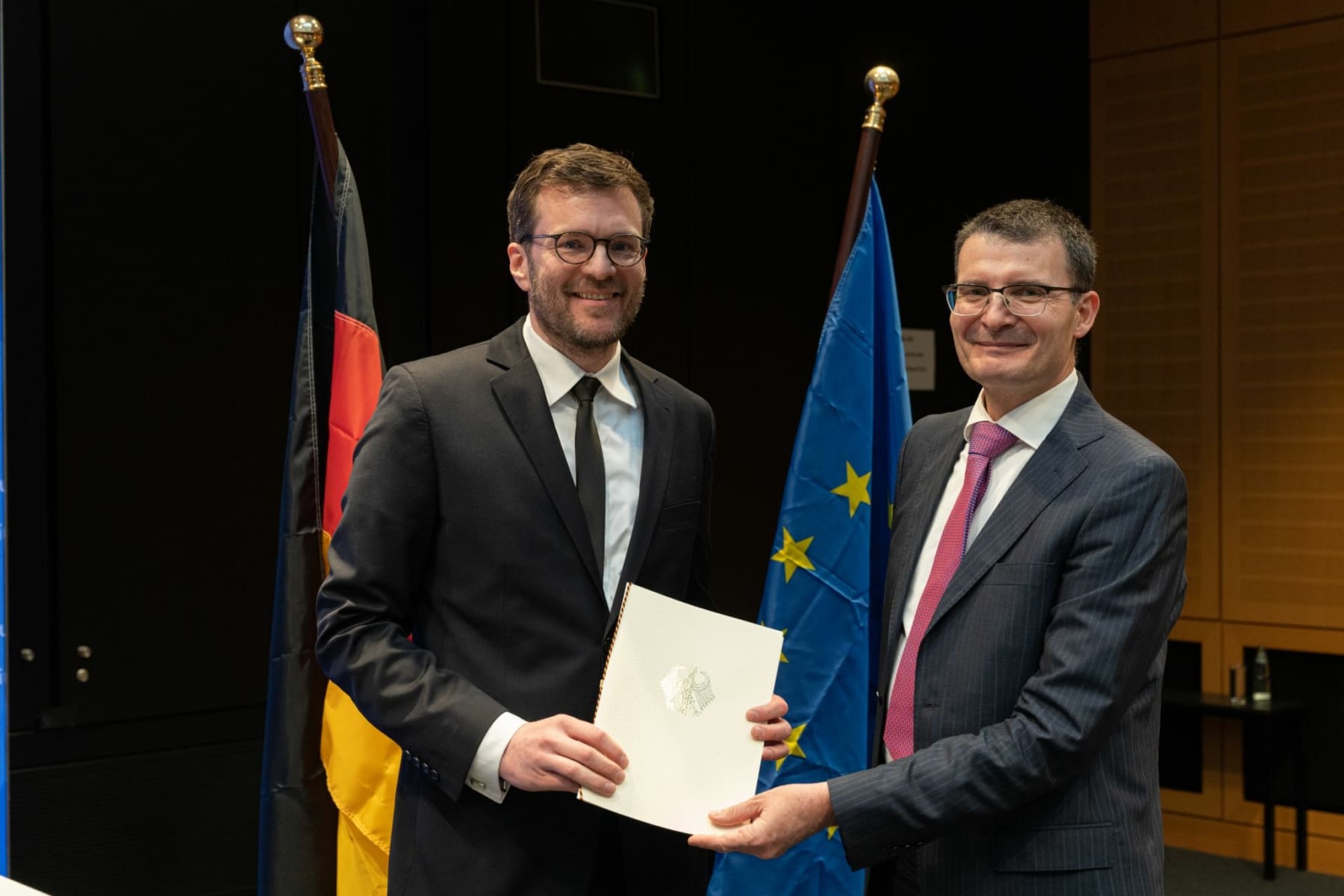 Dr. Achim Leder, Geschäftsführer von jetlite, erhält die Förderurkunde von Staatssekretär Hartmut Höppner.