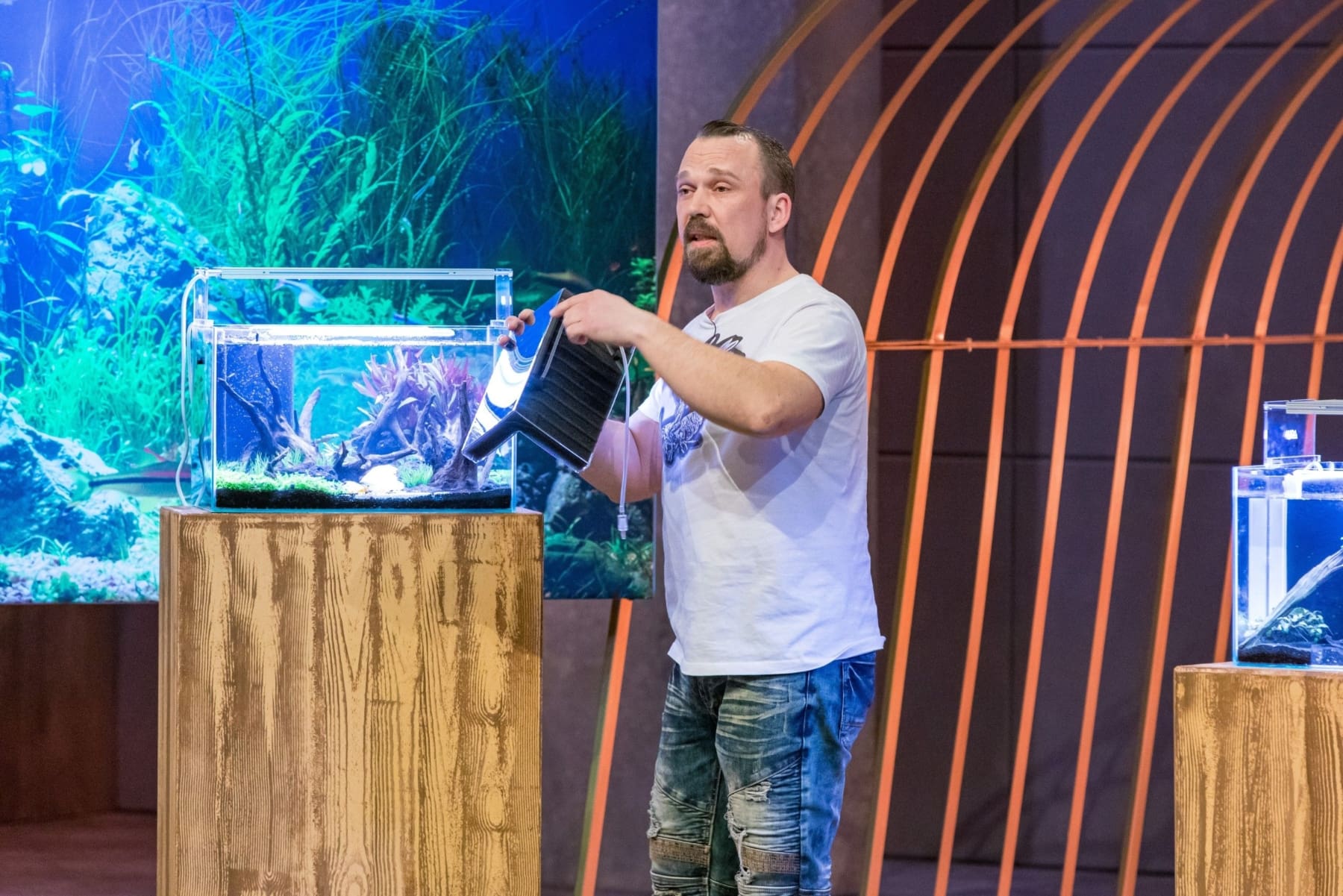 Dennis Vietze präsentiert mit Aquakallax einen platzsparenden Aquarienfilter. 