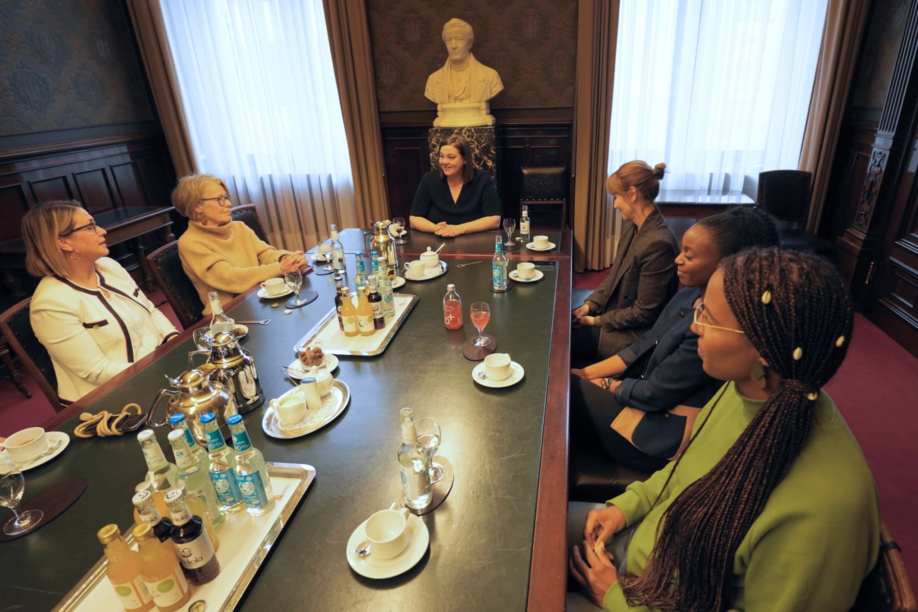 In einem edlen Zimmer des Hamburger Rathauses wurde lebhaft diskutiert.