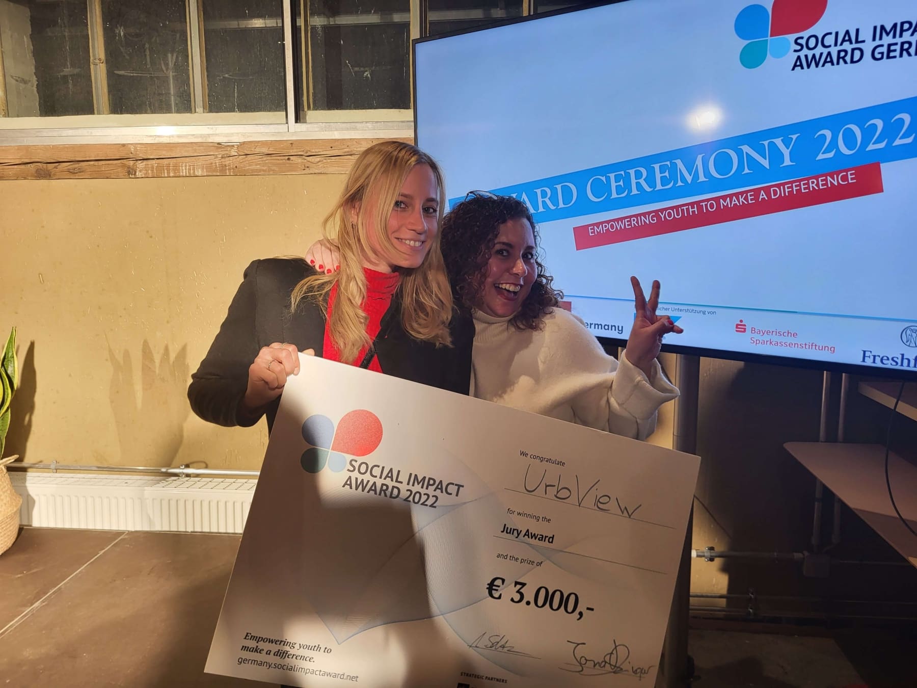 Franziska und Elnaz beim Social Impact Award