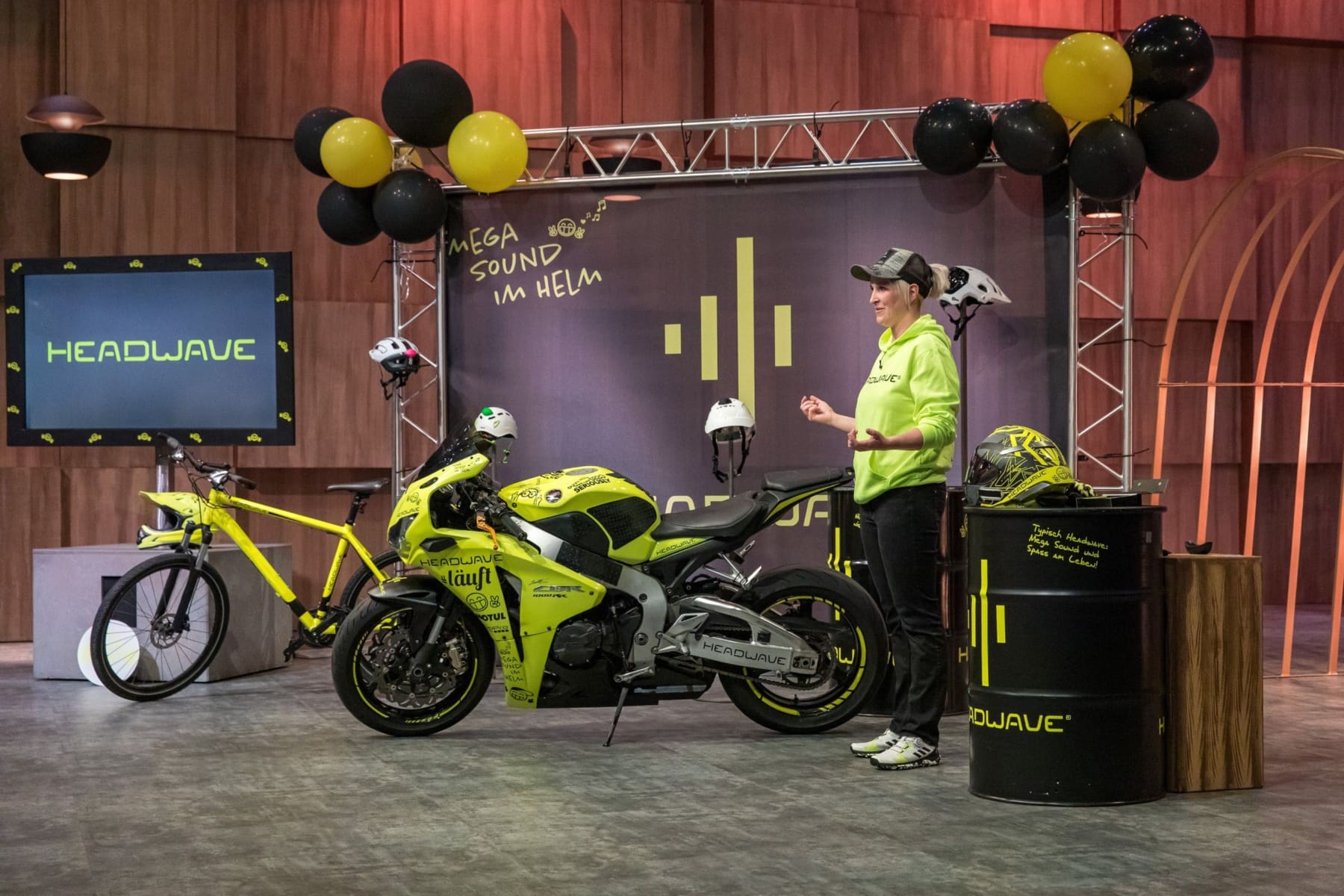 Sophie Willborn präsentiert mit Headwave TAG Lautsprecher für den Motorradhelm.