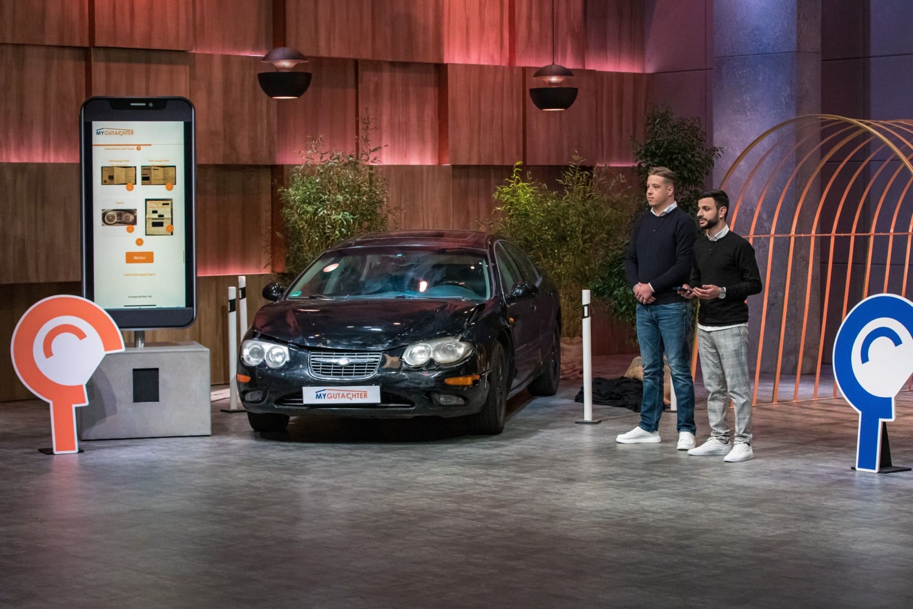 Leonard Scheidt und Burhan Epaydin haben für ihren Pich von MyGutachter einen angeschlagenen Wagen mitgebracht.