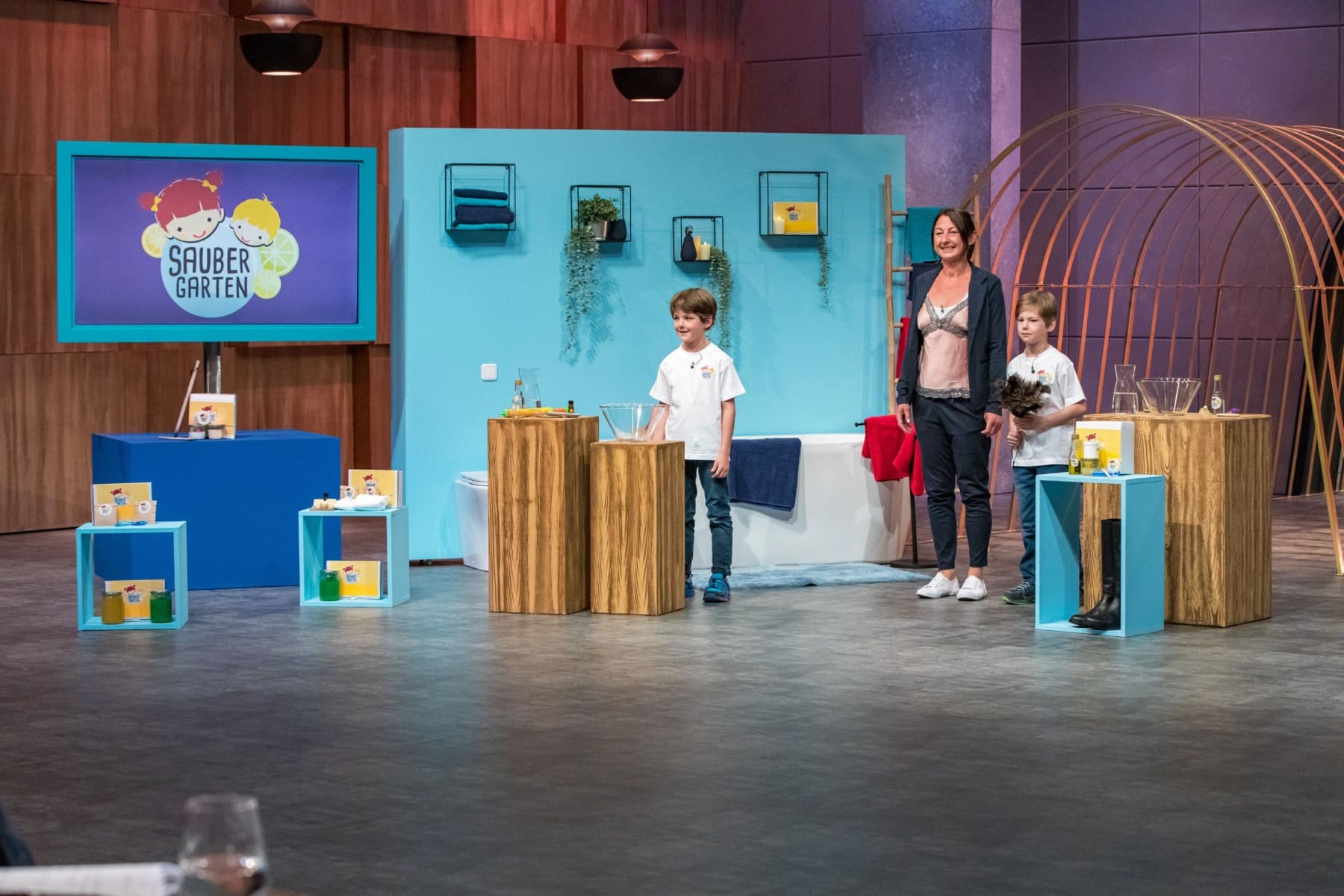 Janine Wesener lässt ihre Söhne Jonah und Levin mit Produkten von SauberGarten die Wohnung putzen.