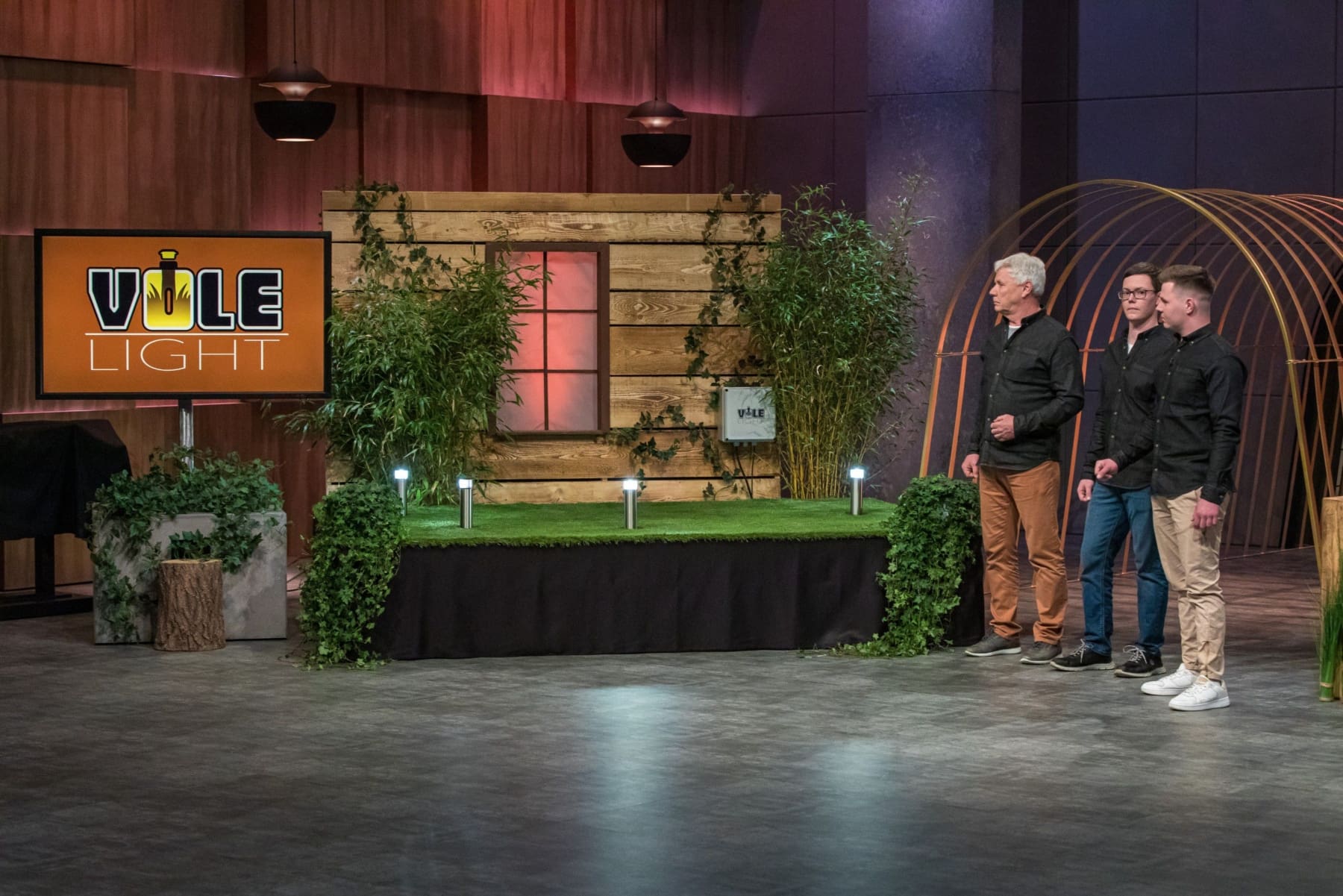 Joachim, Niko und Max Wendel präsentieren mit ihrem Startup Vole Light eine versenkbare Rasenleuchte.