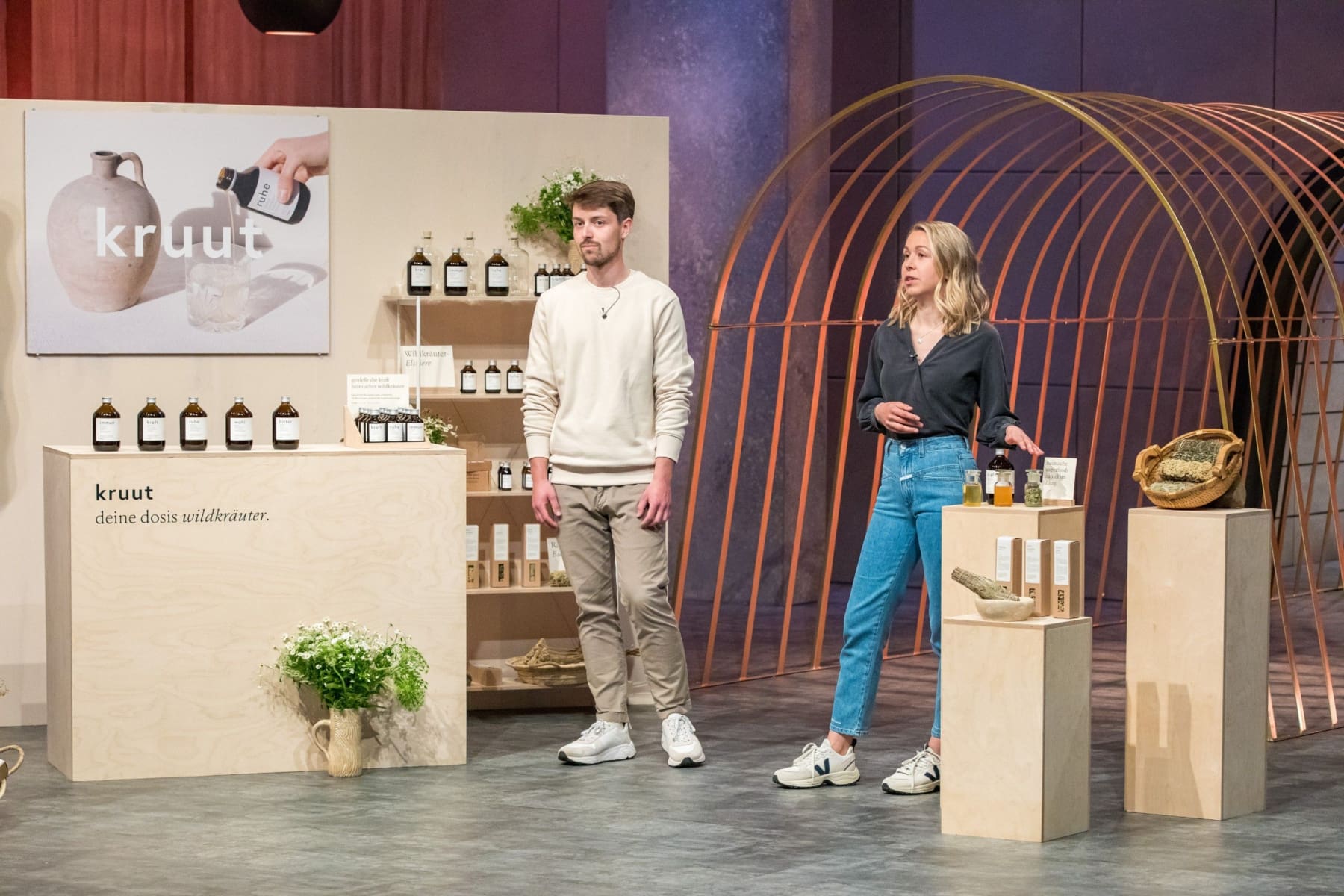 Thorben Stieler und Annika Krause machen mit kruut Werbung für Kräuterelixiere.