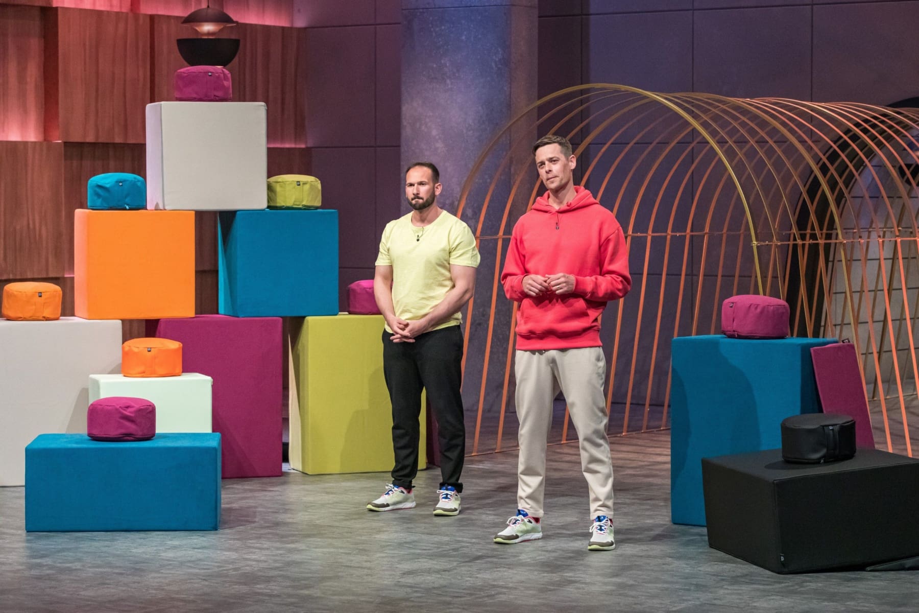 Raphael Schneider und Toni Hackmann stehen neben mehreren Exemplaren ihres Sitzmöbels pale