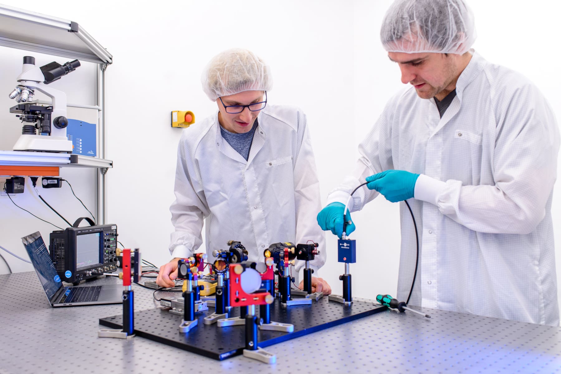 Die WiredSense-Gründer Matthias Budden und Thomas Gebert bei der Arbeit im Labor.