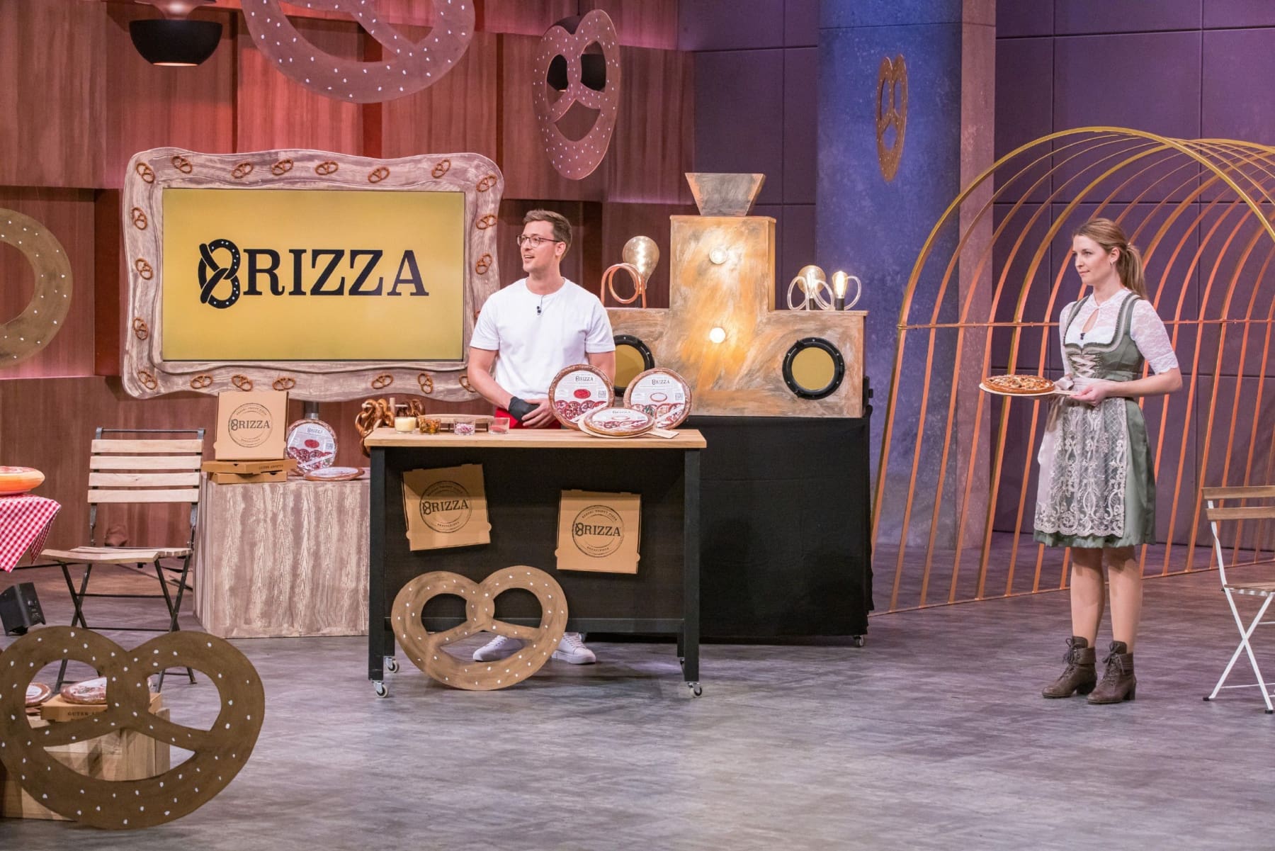 Jennifer und Sascha Zeller präsentieren die Brezel-Pizza Brizza. (Foto: RTL / Bernd-Michael Maurer)