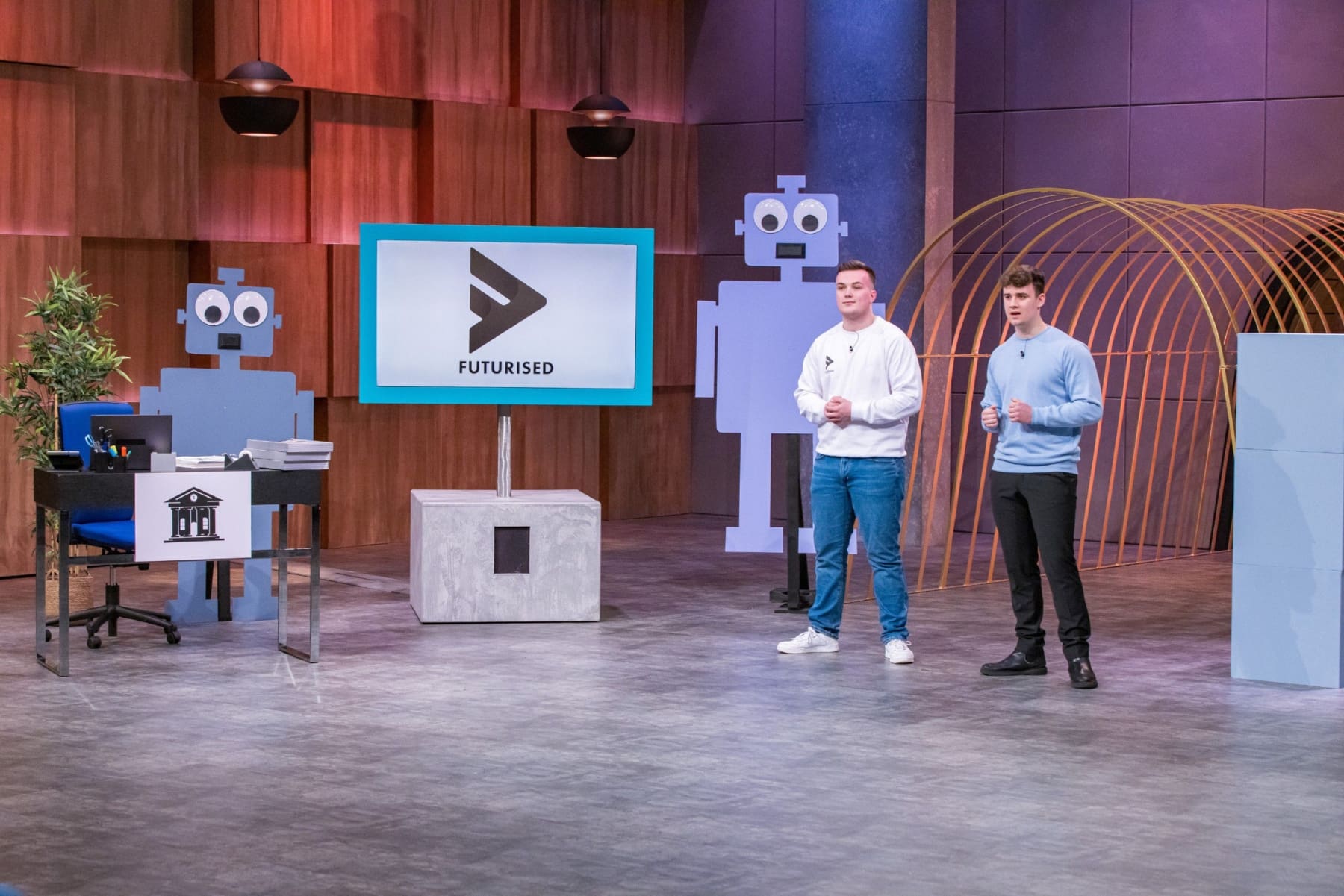 Eric Böger und Max Schlensag präsentieren mit Futurised einen KI-Software-Roboter. (Foto: RTL / Bernd-Michael Maurer)