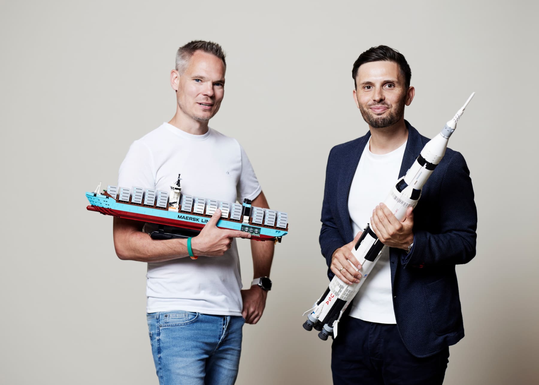 Sebastian und Sina mit symbolträchtigen Modellen.