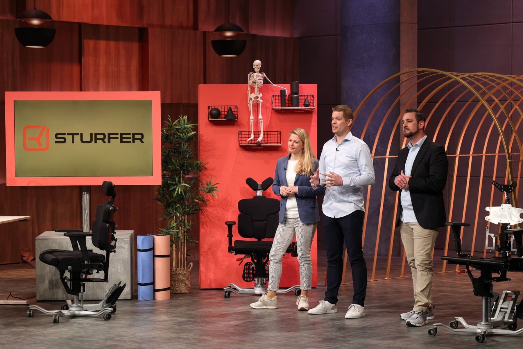 Dr. Silvia Behrendt, Dr. Christian Behrendt und Matthias Kutscher bleiben auf ihrem Bürostuhl STURFER sitzen. (Foto: RTL / Frank W. Hempel)