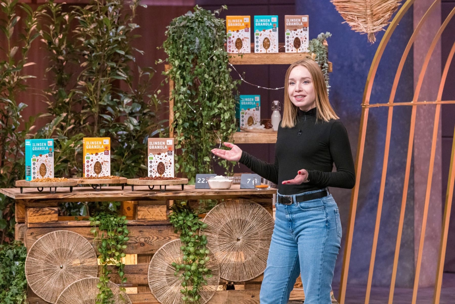 Dr. Michelle Luckas präsentiert mit peas of joy Protein-Granola mit Linsen. Am Tag der Aufzeichnung hatte sie Geburtstag. (Foto: RTL / Bernd-Michael Maurer)