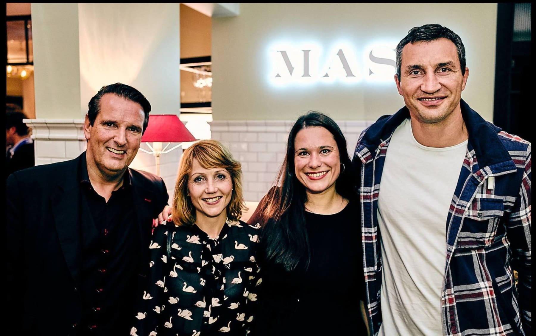 Sina und Sanja mit Ralf Dümmel und Waldinir Klitschko beim Abschlussdinner vom Reeperbahn Pitch 2017. (Foto: Stefan Groenveld)