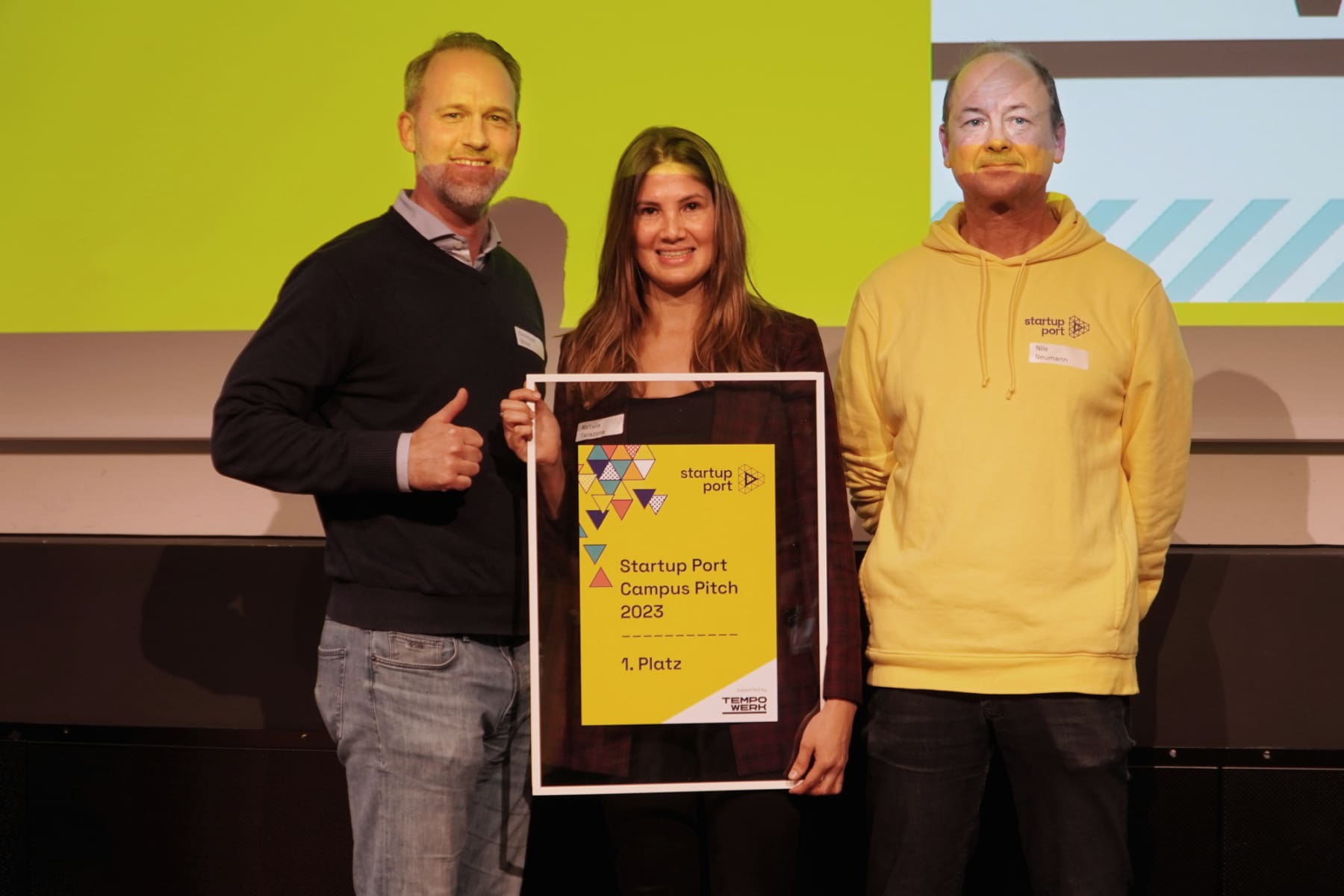 Die Gewinnerin Natalia Tarazona mit Christoph Birkel vom Sponsor TEMPOWERK und Nils Neumann vom Startup Port.