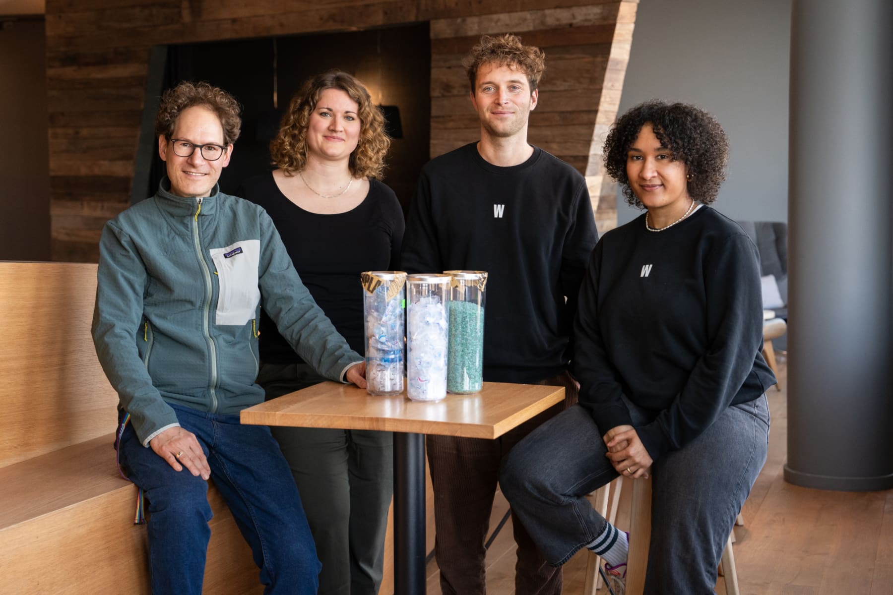  Tobias Gruber (Head of Sustainability OTTO) , Karla Jabben (Sustainability Managerin OTTO), Christian Siegmund (Mitgründer & CEO Wildplastic) und Stella Frank (Project Management Wildplastic)