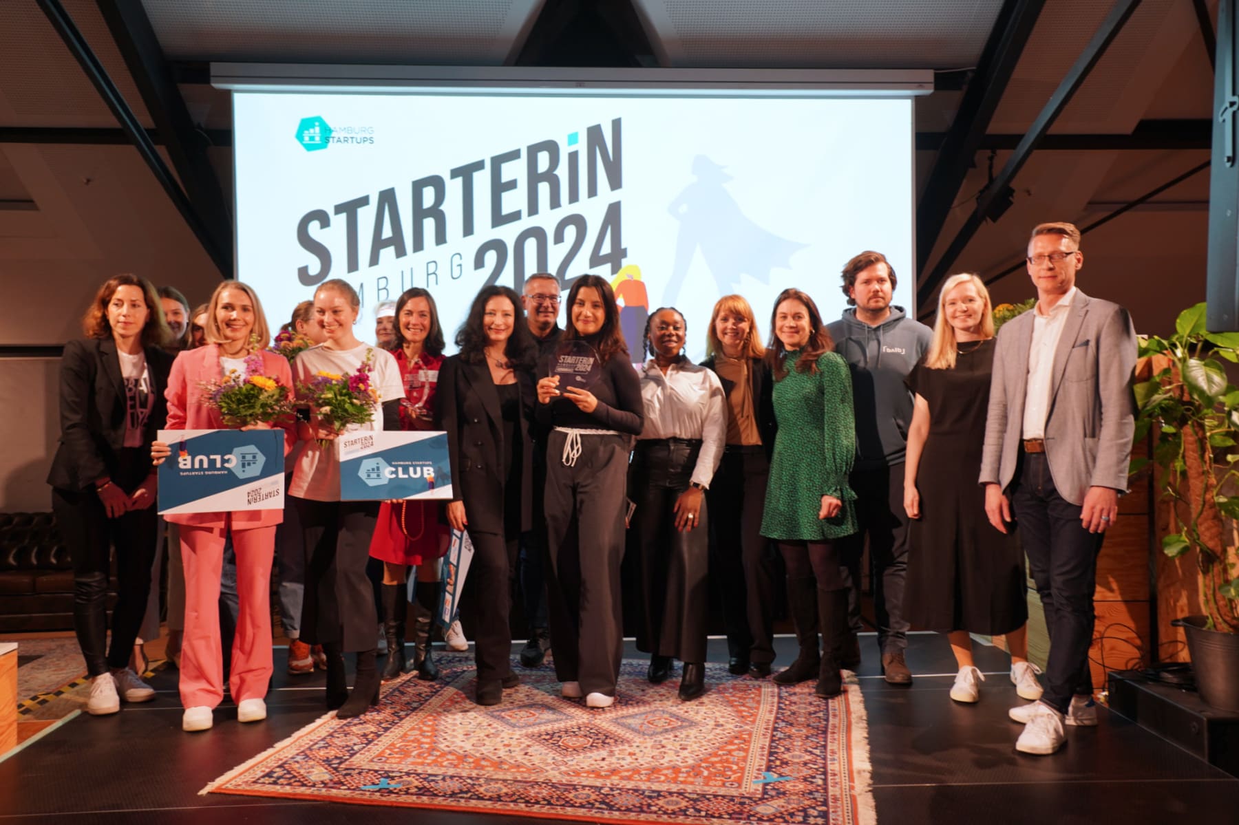 Die Finalistinnen, die Jury und die Partnerinnen und Partner der STARTERiN Hamburg 2024