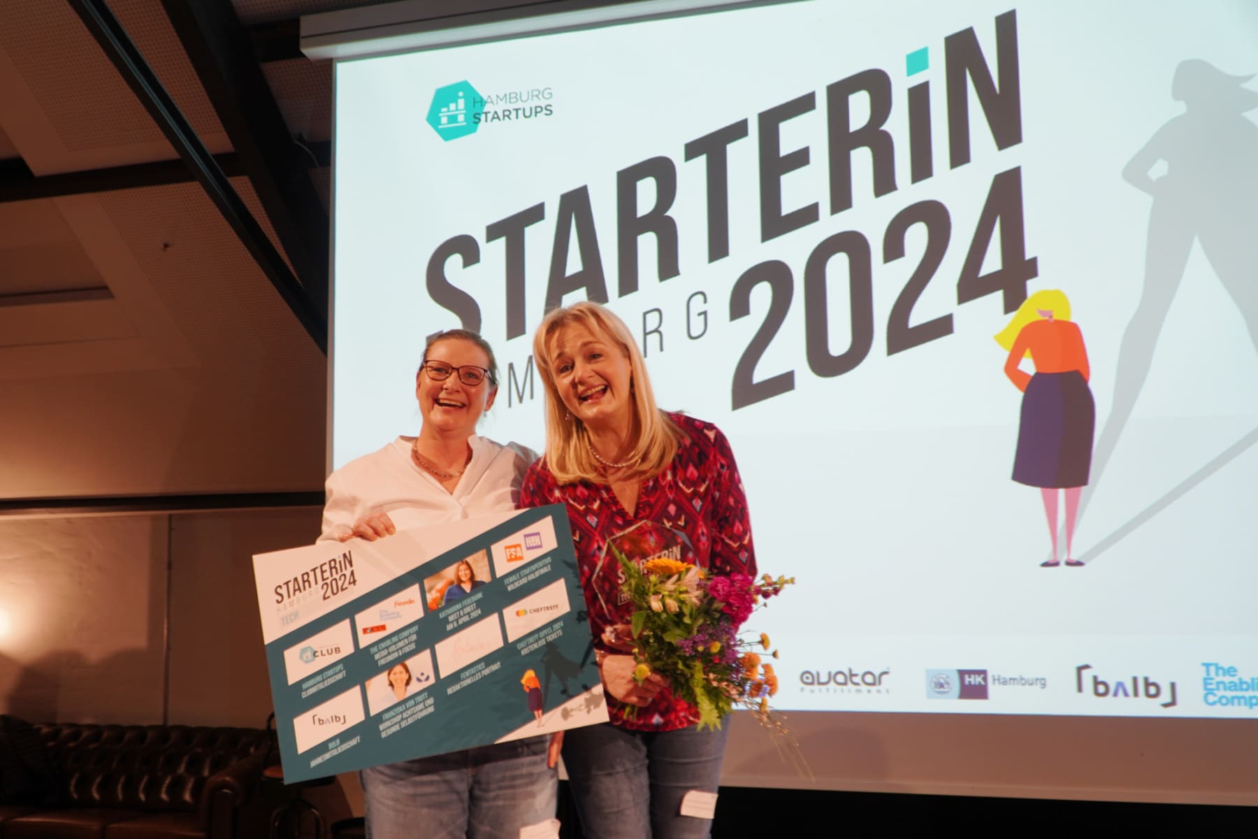Dr. Antje Kallweit und Annika Bruhns-Petersson von help freuen sich über ihren Erfolg bei der STARTERiN Hamburg 2024.