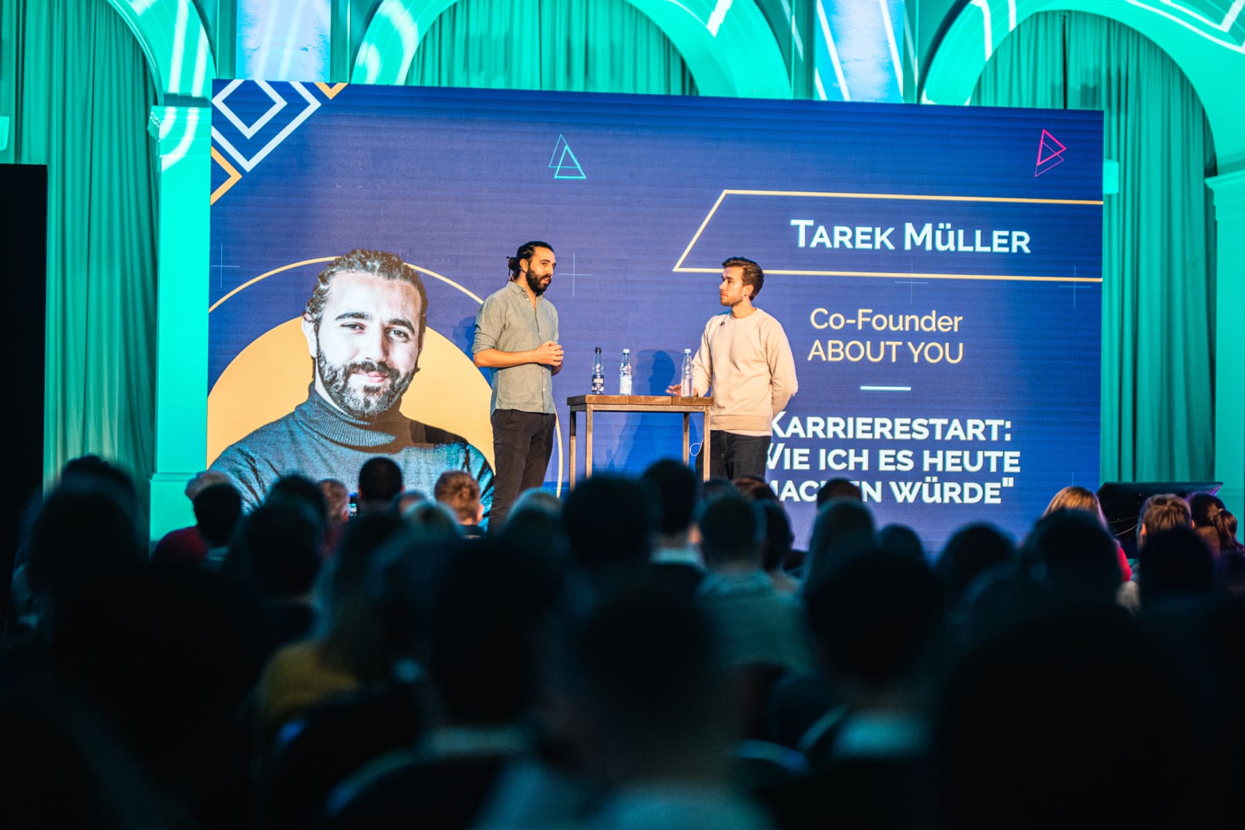 Tarek Müller von About You stand schon 2023 beim ChefTreff Gipfel auf der Bühne. Neben ihm Jan Henri Kalinowski, Gründer von ChefTreff.