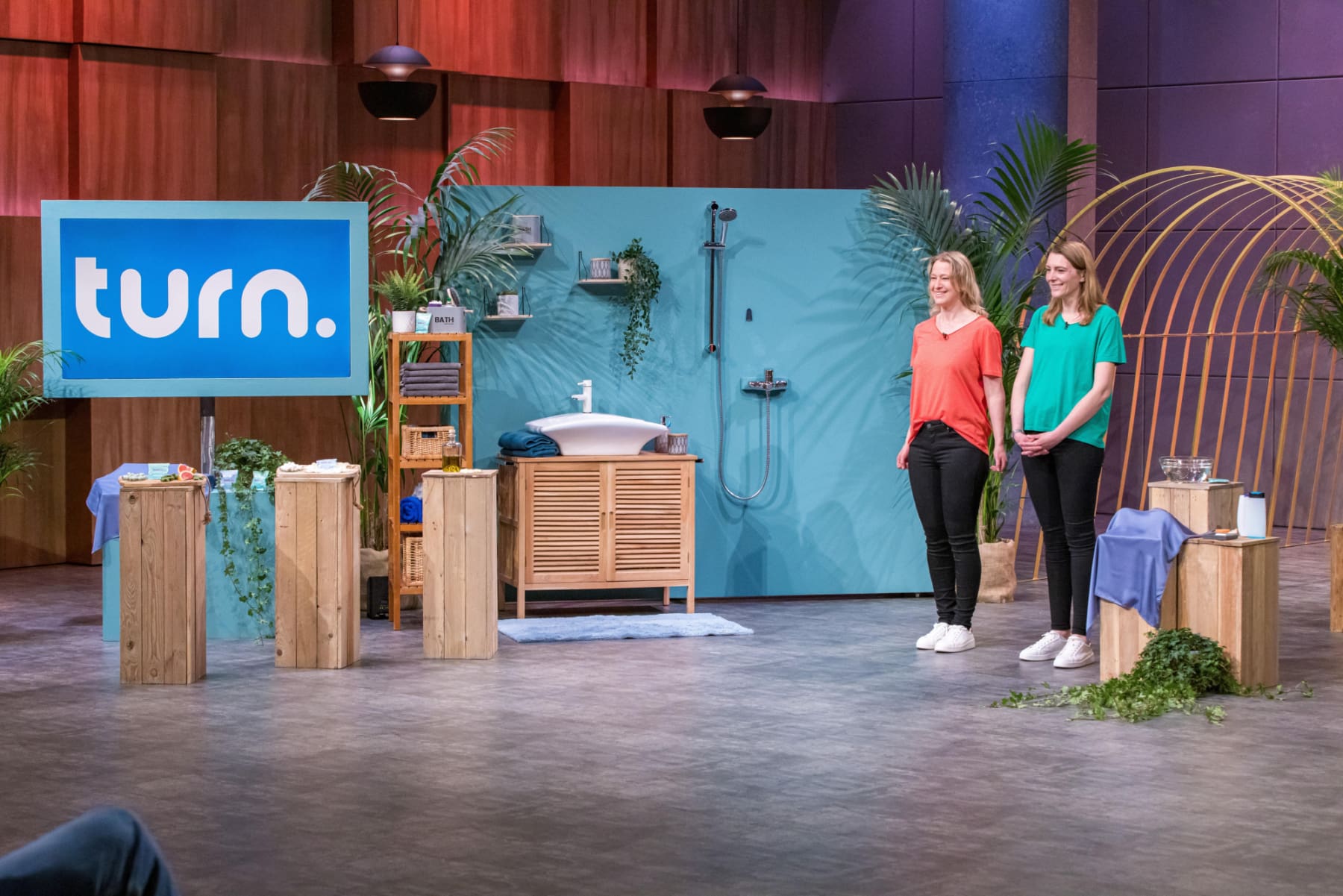 Katharina Geißel und Claudia Klemmer von turn of beauty wollen den Löwen Duschkugekn samt Spender andrehen.