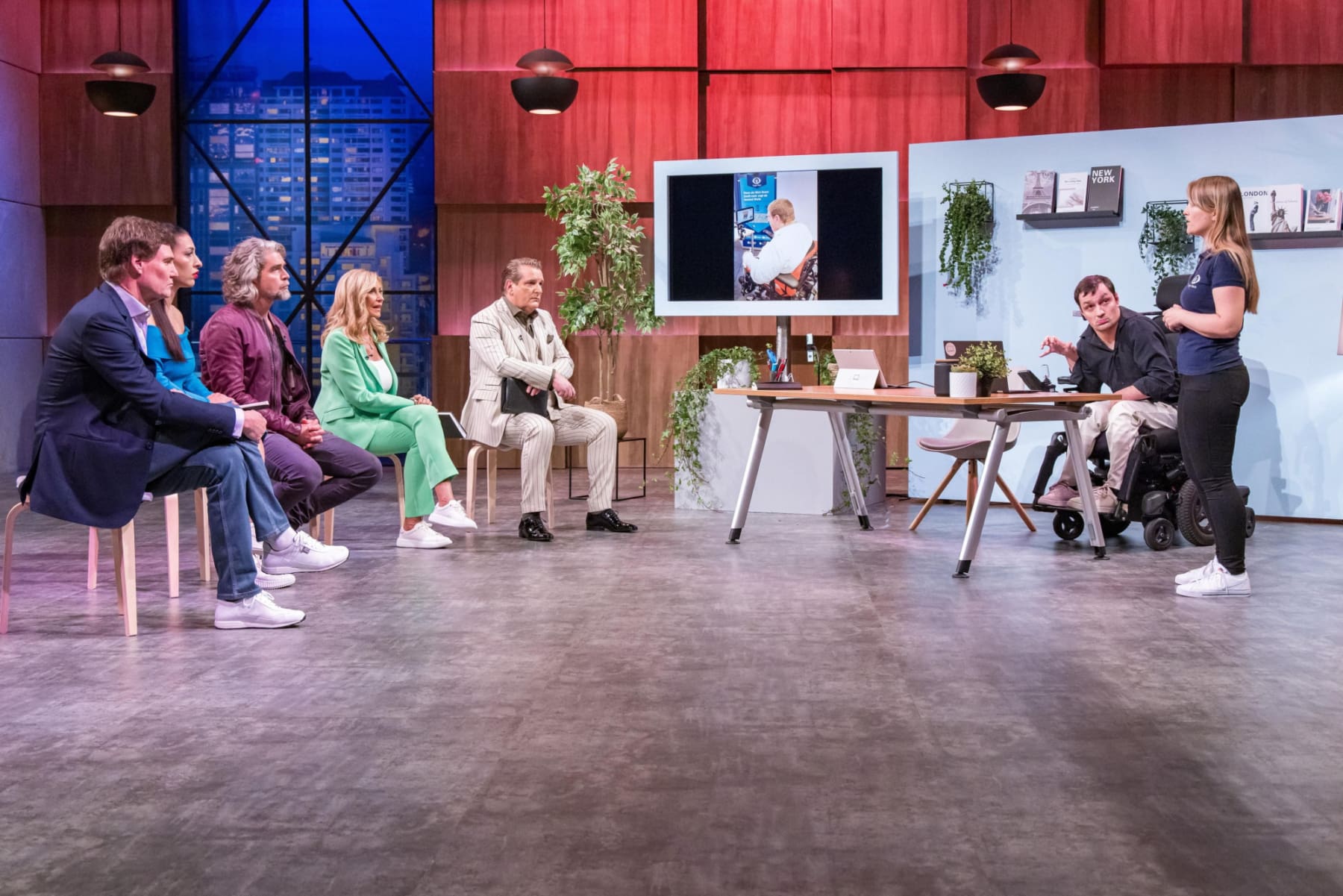 Um Anton Wachner, Gründer von Treye Tech besser verstehen zu können, rücken die Löwen naher ran (Foto: RTL / Bernd-Michael Maurer)
