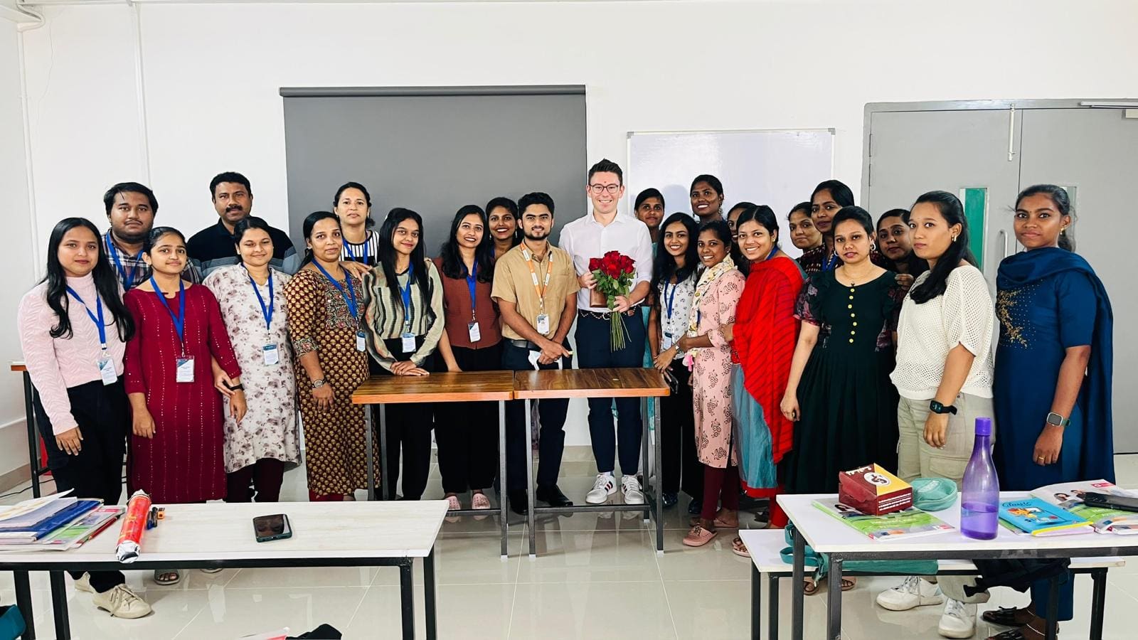 Jakob Scholz zu Besuch in der Sprachschule in Indien.
