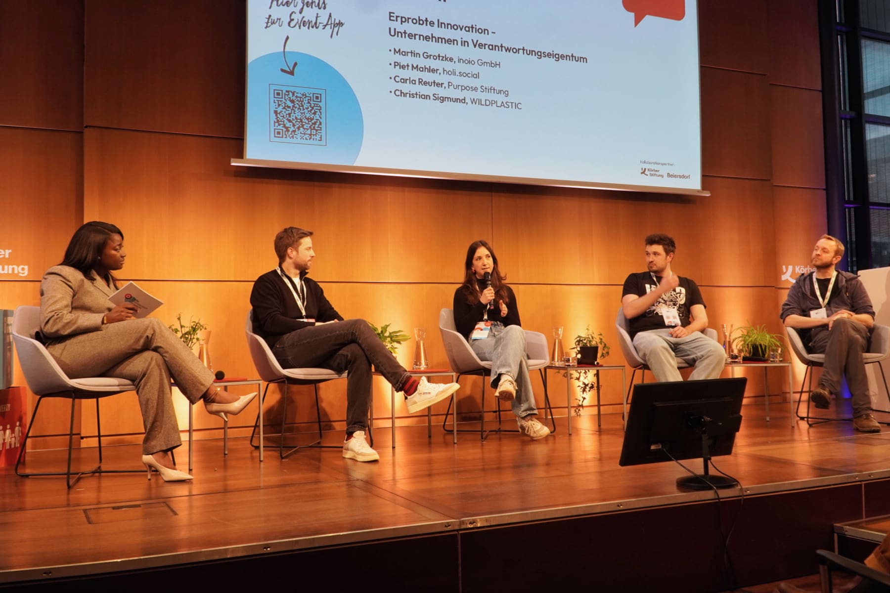 Martina Offeh (Moderatorin), Piet Mahler (holi.social), Carla Reuter (Purpose Stiftung), Tim Lampe (WILDPLASTIC) und Martin Grotzke (inoio GmbH) diskutieren über Unternehmen in Verantwortungseigentum.