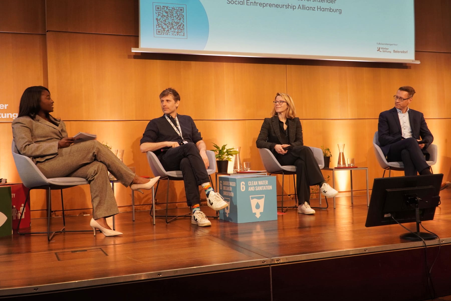 Moderatorin Martina Offeh mit Arnd Boekhoff (Social Entrepreneurship Allianz Hamburg), Eva Nemal (Körber-Stiftung) und Lutz Birke (Amtsleiter Hafen und Innovation) beim Eröffungspanel.