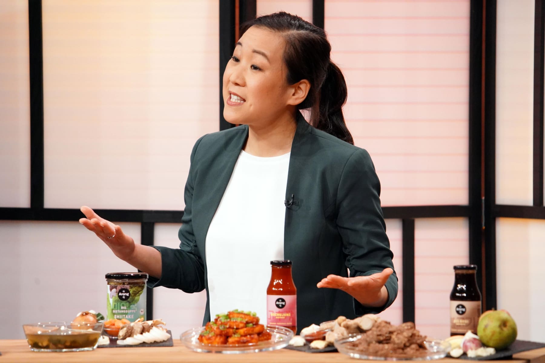Sung-Hee Kim präsentiert das Sortiment von Arang.