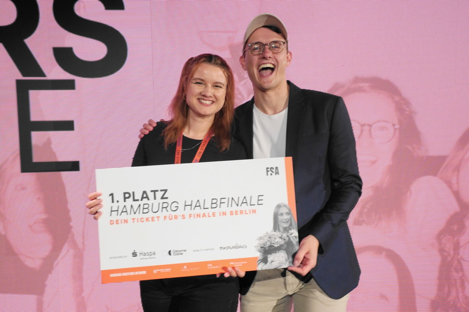 Freuen sich gemeinsam über den Erfolg von tebbl: CEO Sandra Heuer und CTO Johannes Jamroszczyk.