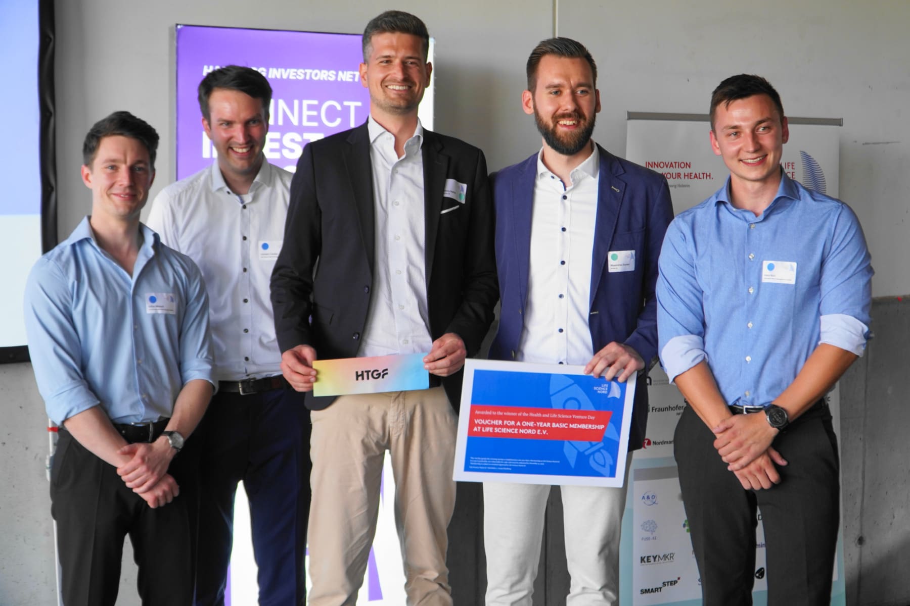 Julius Welsch, Lennart Cordes (links) und Fabio Balz (rechts) von Life Science Nord mit Maximilian Dunker und Henry Stehle vom Gewinner-Startup Aortex.