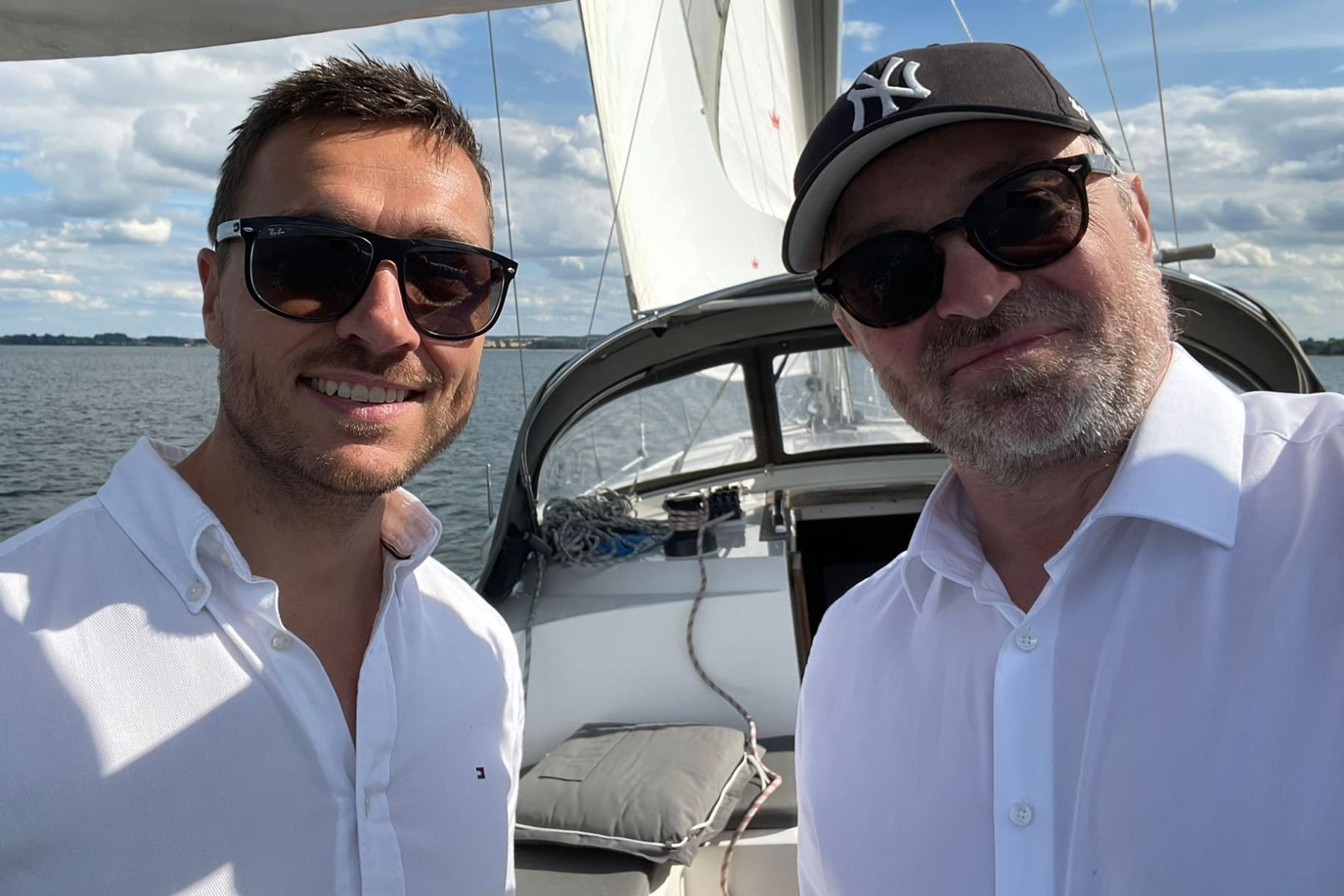 Die Gründer von Aidocr, Robert Schöne und Christoph Wartmann, bei einem Segeltörn.