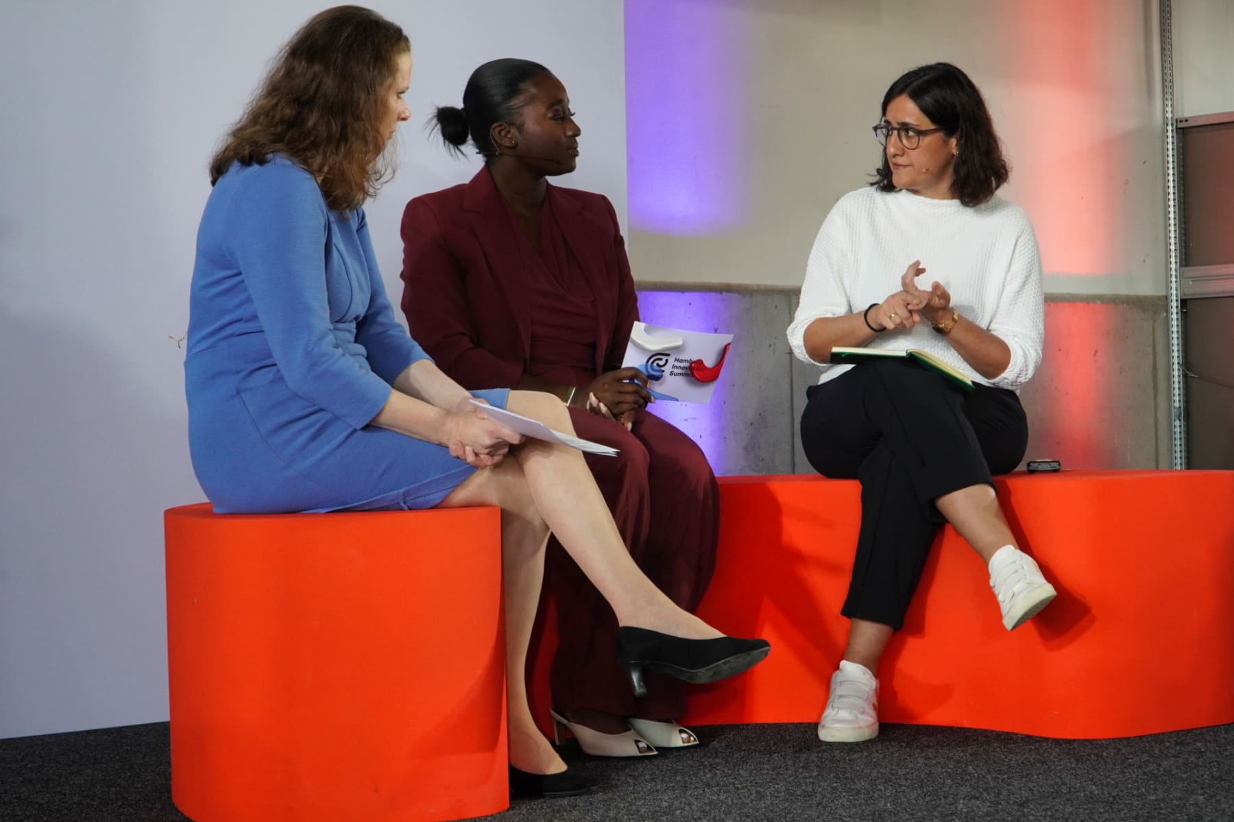 Wirtschaftssenatorin Dr. Melanie Leonhard und Wissenschaftssenatorin Maryam Blumenthal eröffneten den Hamburg Innovation Summit 2025. In der Mitte Moderatorin Martina Offeh.