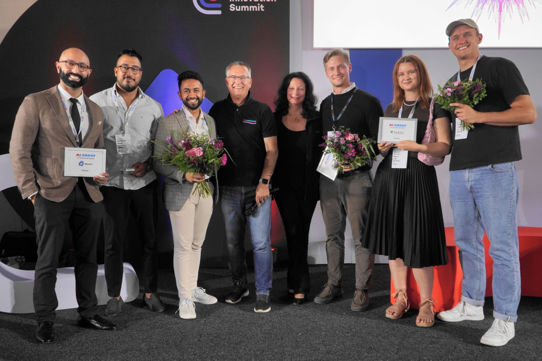 Strahlende Gesichter beim Finale des AI Innovation Award