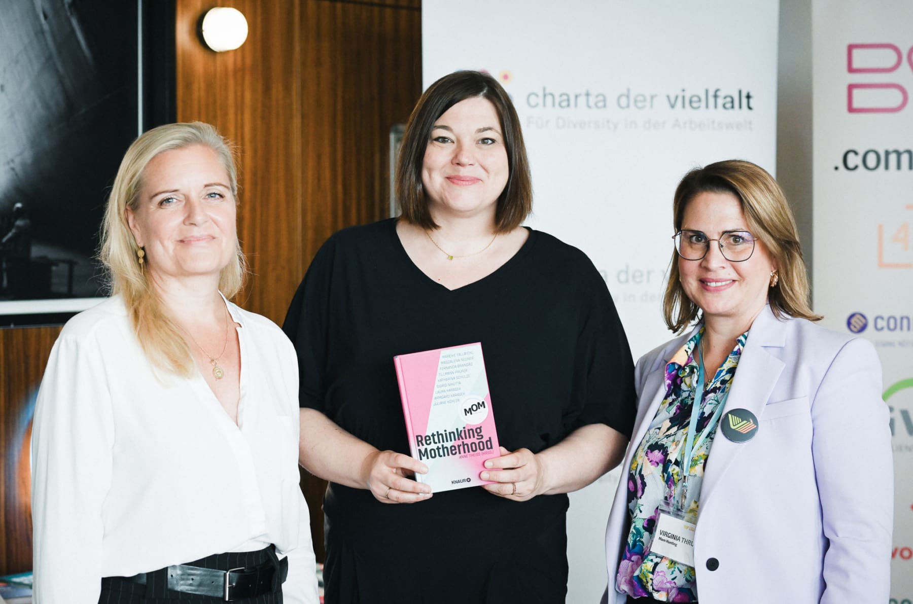 Virginia (rechts) mit Marianne Stroehmann (Managing Director bei Google) und Hamburgs Zweiter Bürgermeisterin Katharina Fegebank beim Vereinbarkeits Summit der deutschen Wirtschaft. (Foto: Jennifer Fey Photgraphy)