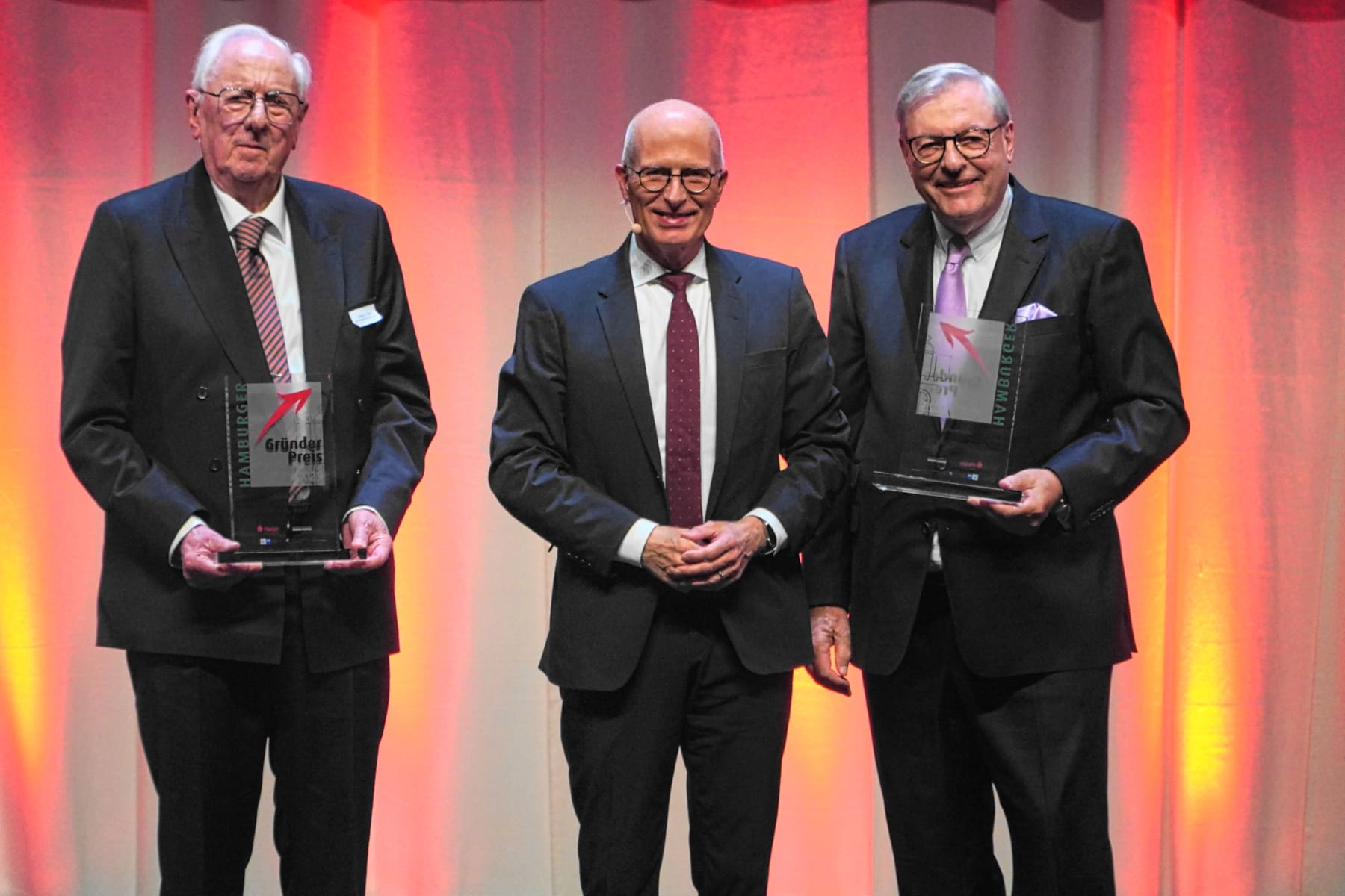 Hamburger Gründerpreis 2025: Claus A. Seif (links) und Wolfgang Dede (rechts) mit Hamburgs Ersten Bürgermeister Dr. Peter Tschentscher
