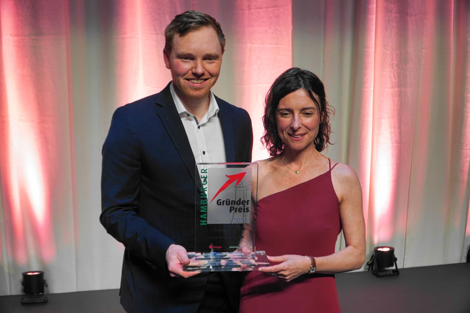 Hamburger Gründerpreis 2025: Das Gründungsduo von Time Teller, Benjamin Dose und Angela Rélogio