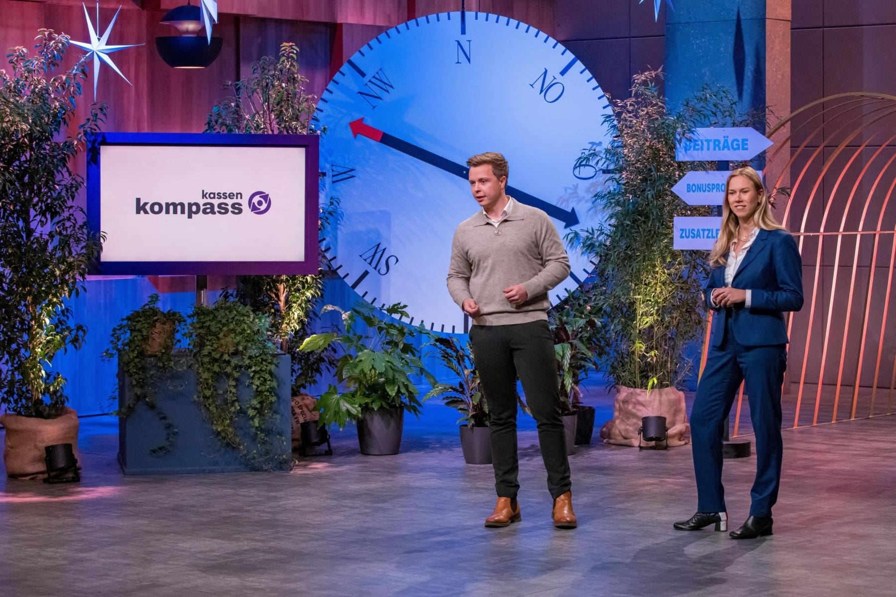 Ole Walkenhorst und Fiona Jasmut erklären den Löwen, wie KassenKompass funktioniert.