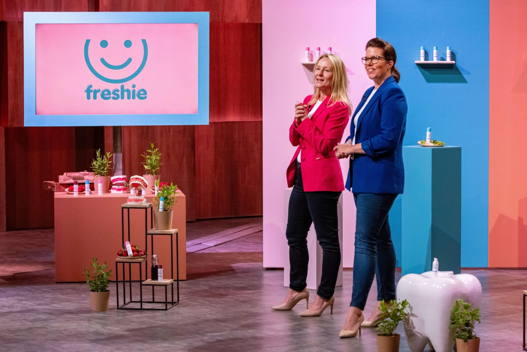 Bettina Heick und Manuela Bauer präsentieren das Zahnspangen-Gel freshie.