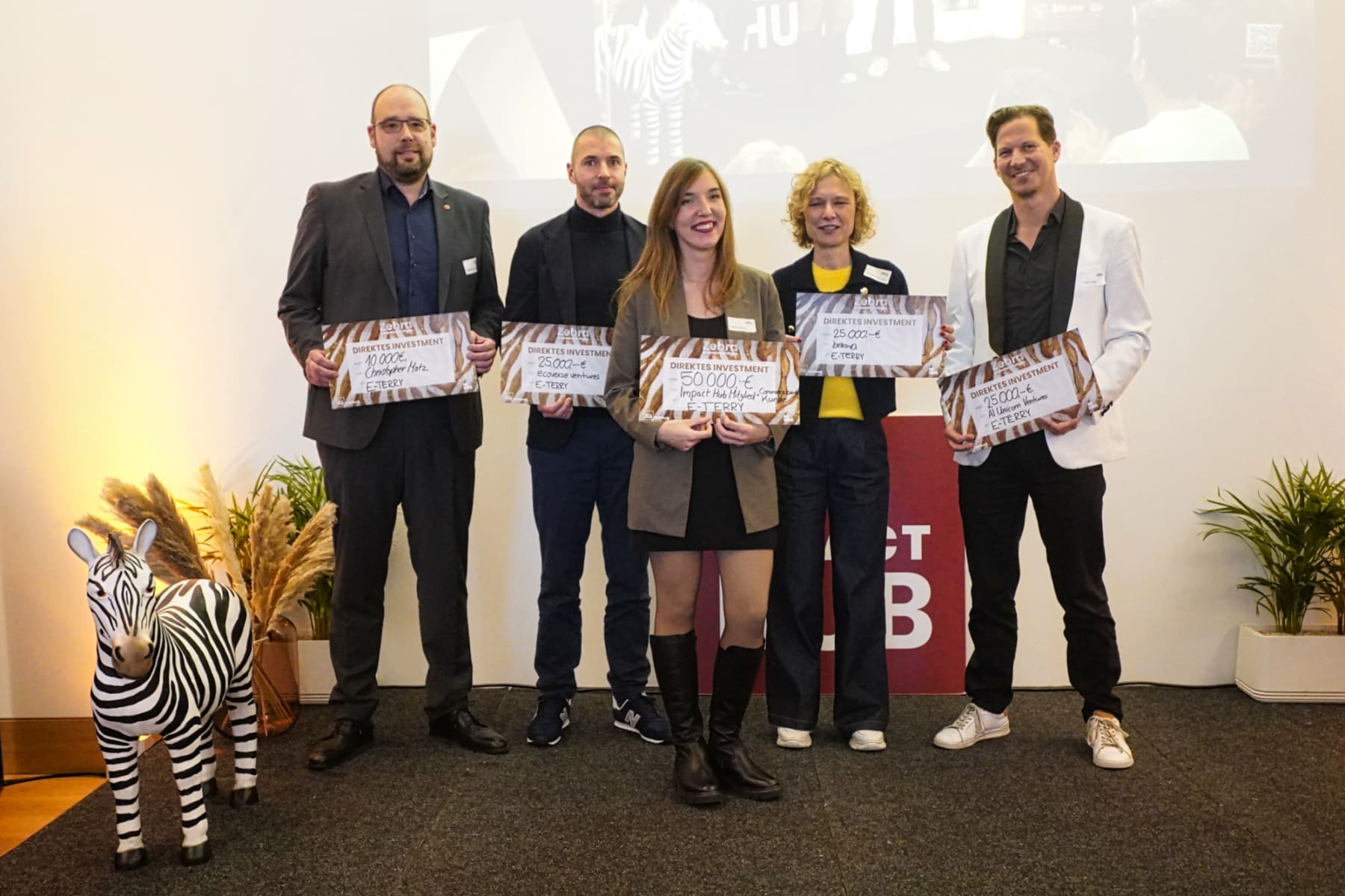 Insgesamt 135.000 Euro gab es für Martha Wenzel (E-TERRY, mitte) von Christopher Matz, Jonas Höflich (EcoVerse Ventures), Birte Kattelmann-Jagd (bekaya) und Steffen Maas (All Unicorn Ventures). Ein weiterer Investor blieb anonym.