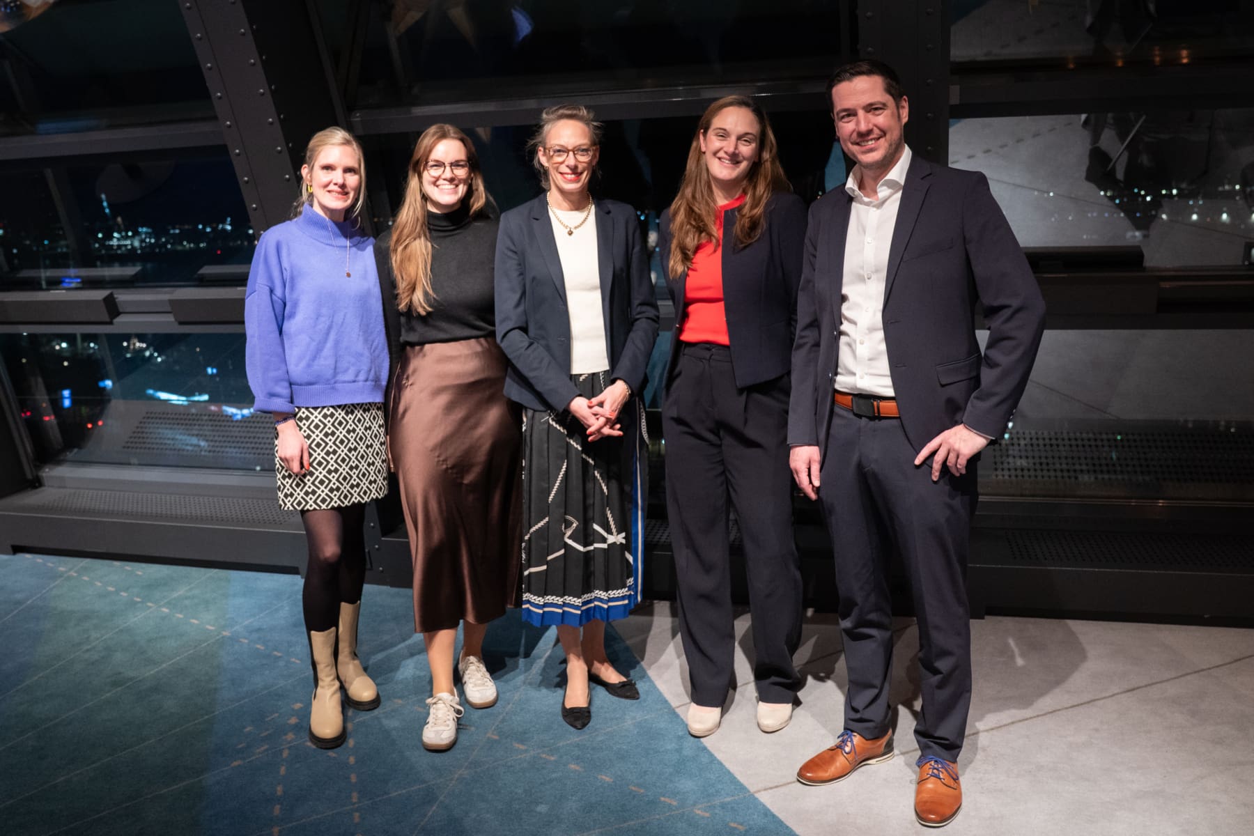 Das Team vom Food Cluster Hamburg: Celina Zaparkanszky-Wiederhold (Lead Marketing & Communications), Carina Oldenburg (Werkstudentin), Dr. Annika B. Schröder (Lead Business Development & Membership), Anke Spree (Lead Project Management & QM Expert) und Sascha Taube (CEO)