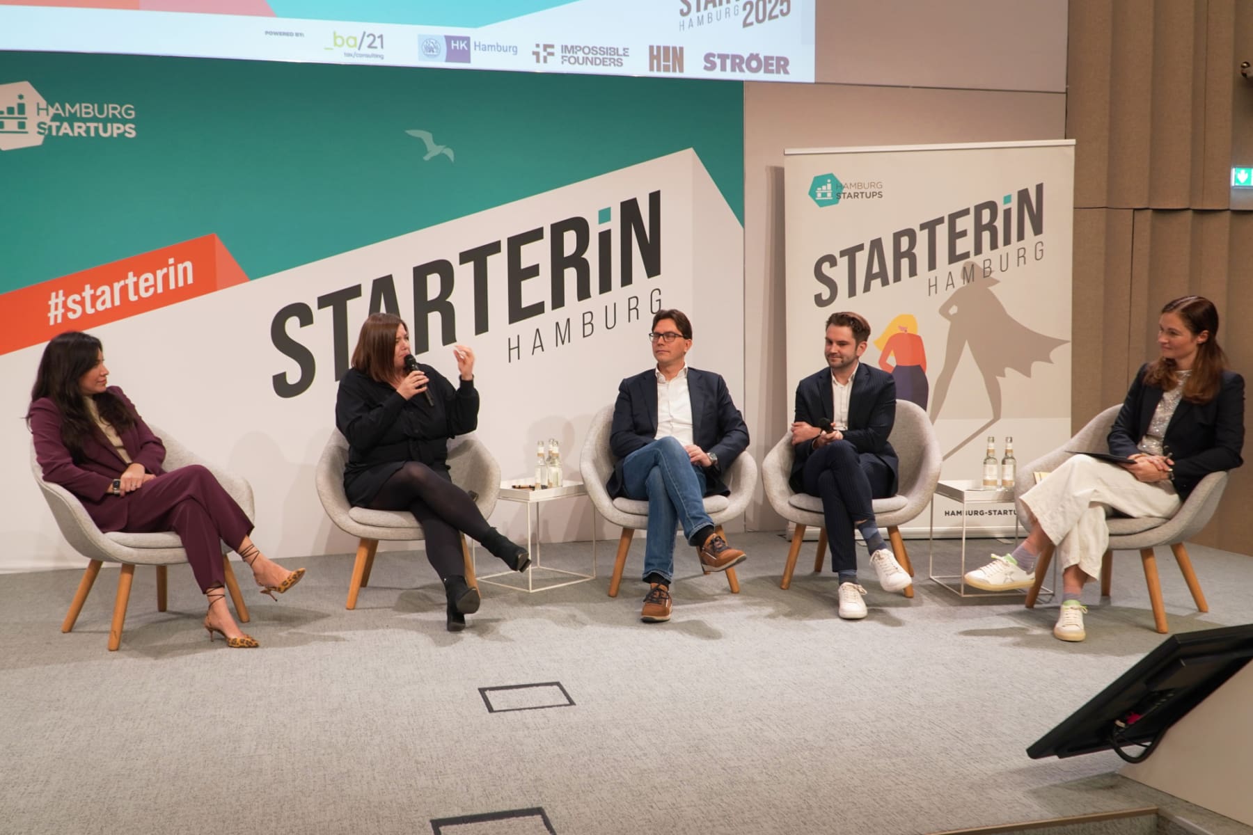 Das Panel zum Thema Gründerinnen-Metropole Hamburg: Yesica Rios (Gründerin Job Match), Katharina Fegebank (Zweite Bürgermeisterin Hamburgs), Arik Willner (CEO Impossible Founders), Axel Hoops (Head of Startups der Handelskammer Hamburg) und Moderatorin Insa Horsch.